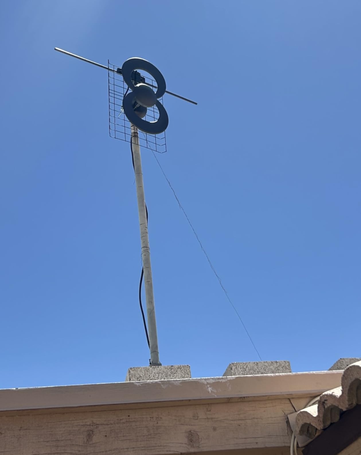 Antennas Direct ClearStream 2V Indoor Outdoor TV Antenna UHF VHF Multi-Directional, 60+ Mile Range, 4K 8K UHD, NEXTGEN TV – w/Reflector, 20-inch Mast - Customer Photo 2