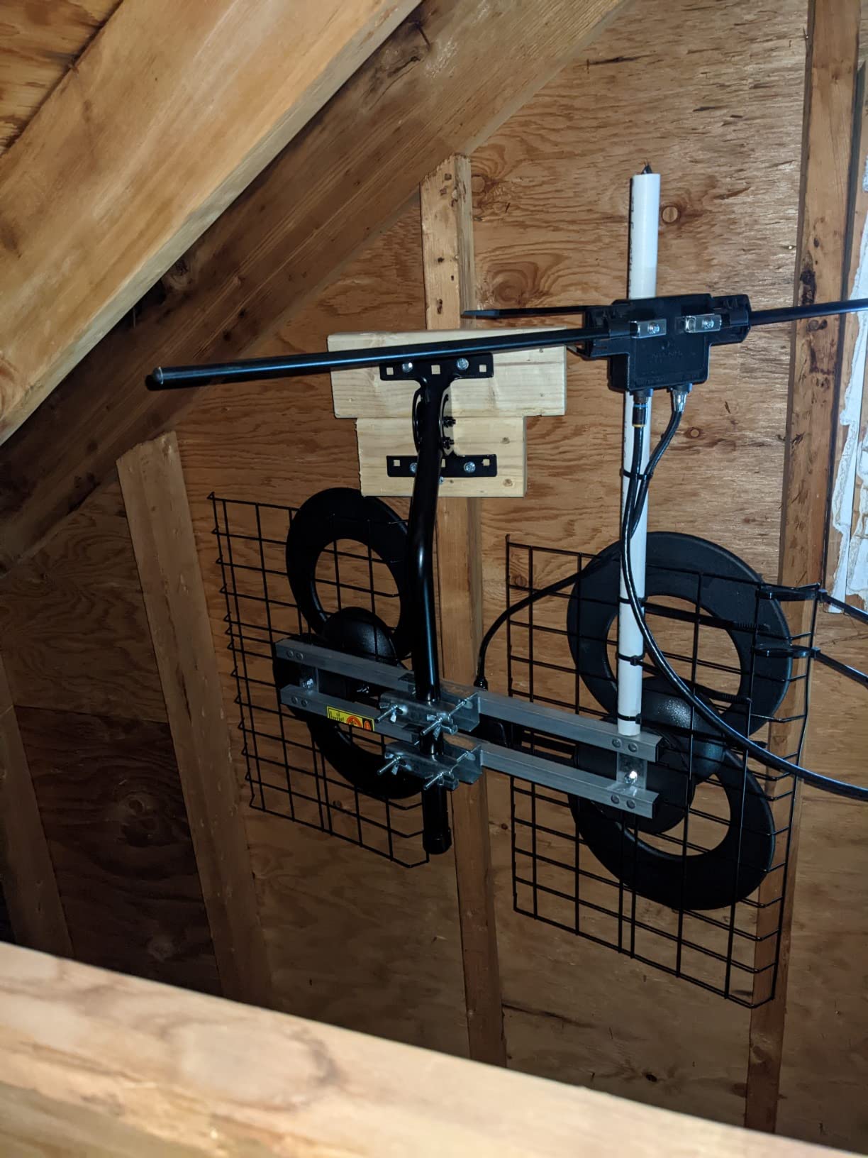 Antennas Direct ClearStream 4V Indoor Outdoor TV Antenna, UHF VHF, Multi-Directional, 70+ Mile Range, 4K 8K UHD, NEXTGEN TV – w/ 20-inch Mast (Black) - Customer Photo 2