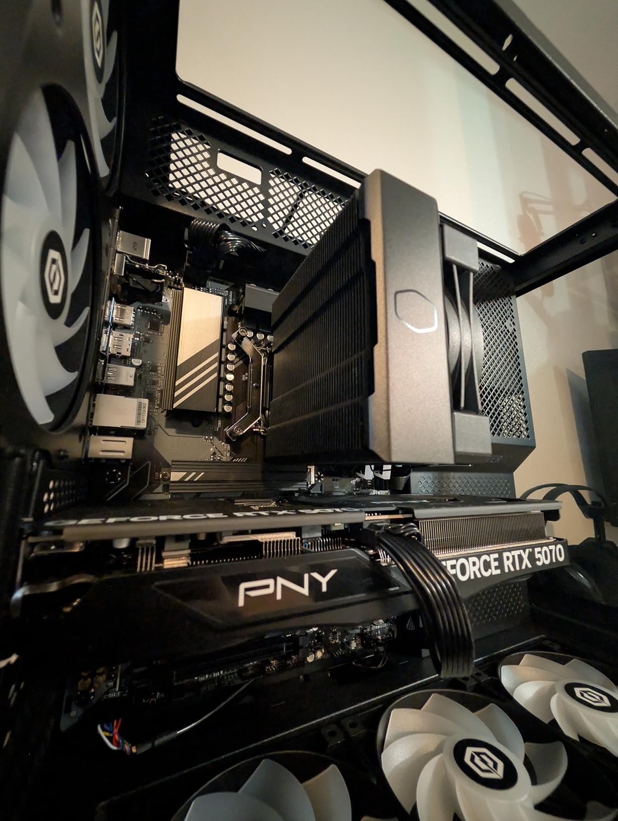 Cooler Master Hyper 212 Black CPU Air Cooler, SickleFlow 120 Edge PWM Fan, Aluminum Top Cover, 4 Copper Heat Pipes, 152mm Tall, AMD Ryzen AM5/AM4, Intel LGA 1851/1700/1200 Brackets - Customer Photo 1