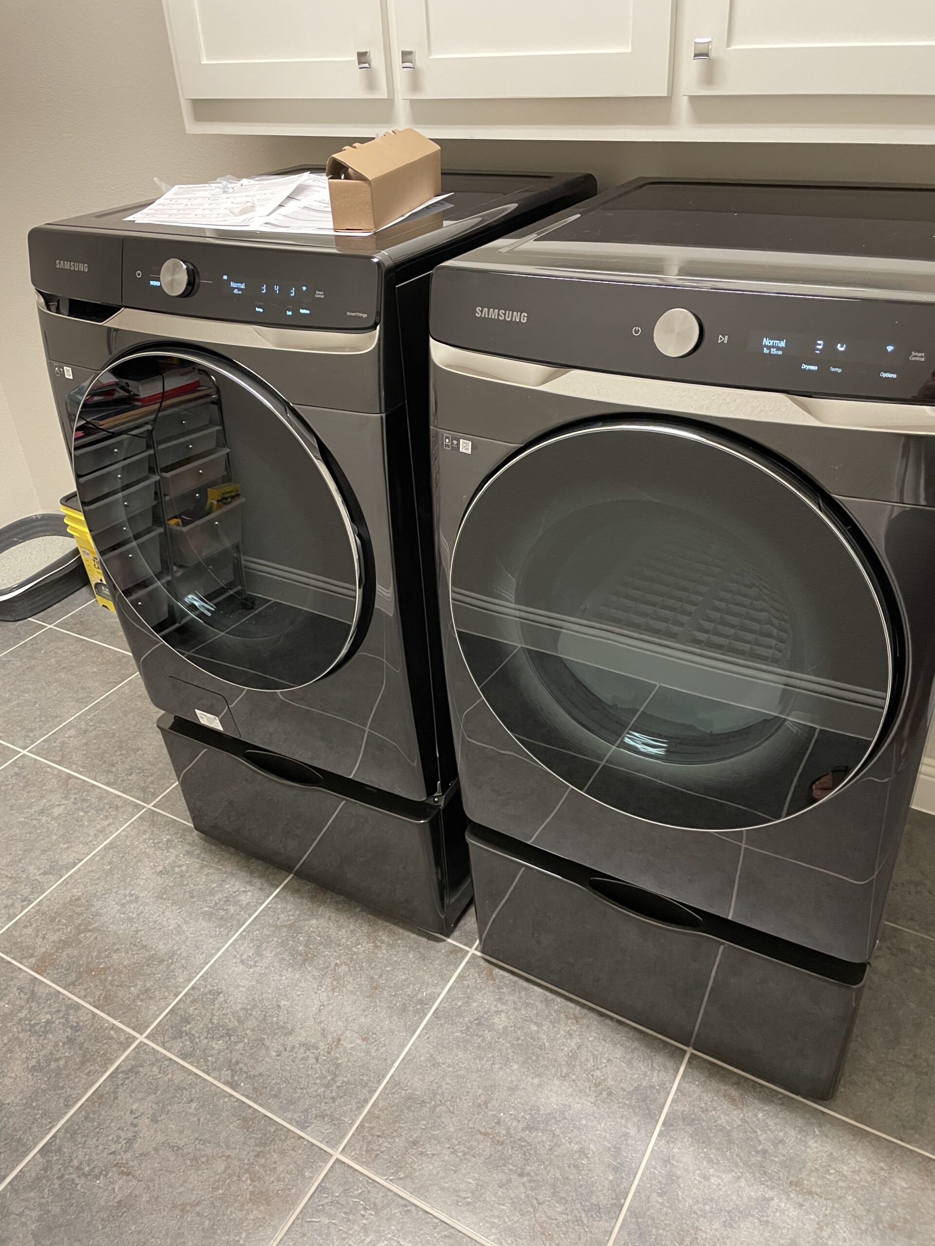 SAMSUNG 27-Inch Washer Dryer Pedestal Stand w/ Pull Out Laundry Storage Drawer, Stainless Steel, WE402NV/A3, Brushed Black - Customer Photo 3