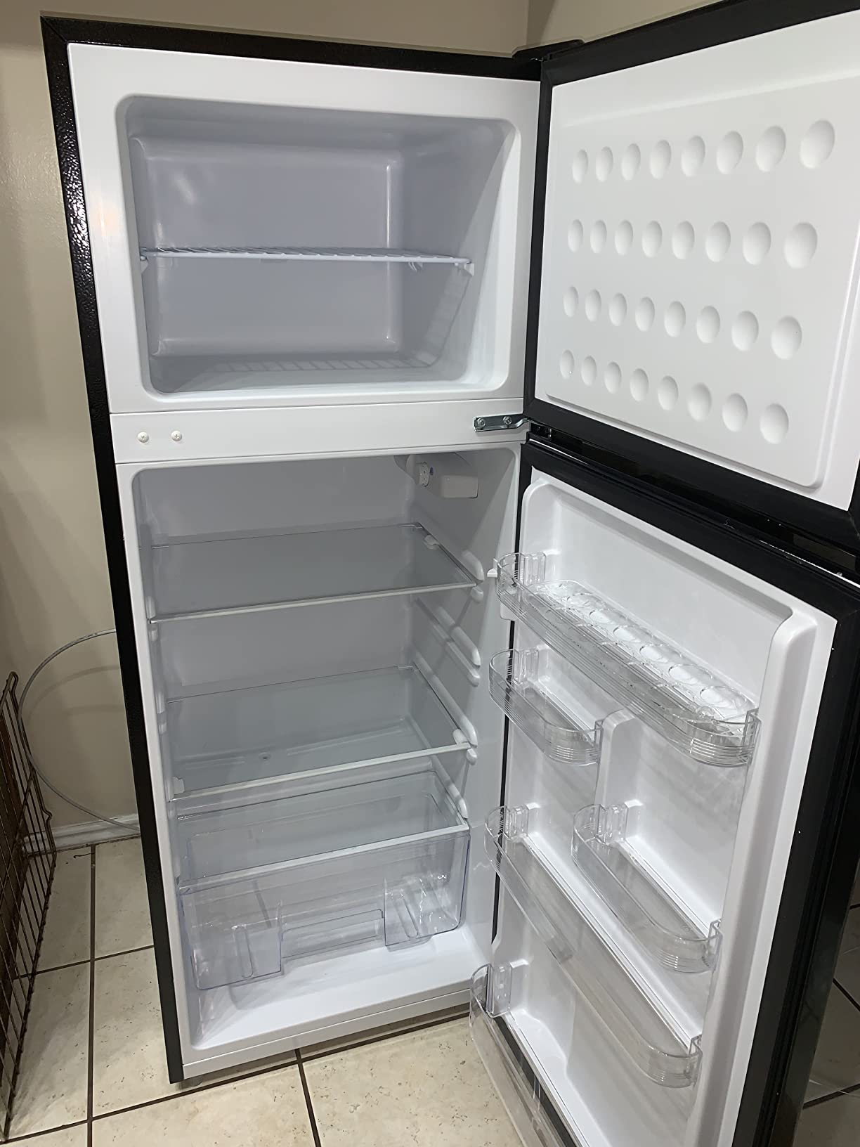 ACFR741BLACKAMZ6COM RCA RFR741-BLACK Apartment Size-Top Freezer-2 Door Fridge-Adjustable Thermostat Control-Black-7.5 Cubic Feet Customer Review ACFR741BLACKAMZ6COM RCA RFR741-BLACK Apartment Size-Top Freezer-2 Door Fridge-Adjustable Thermostat Control-Black-7.5 Cubic Feet - Customer Photo 1