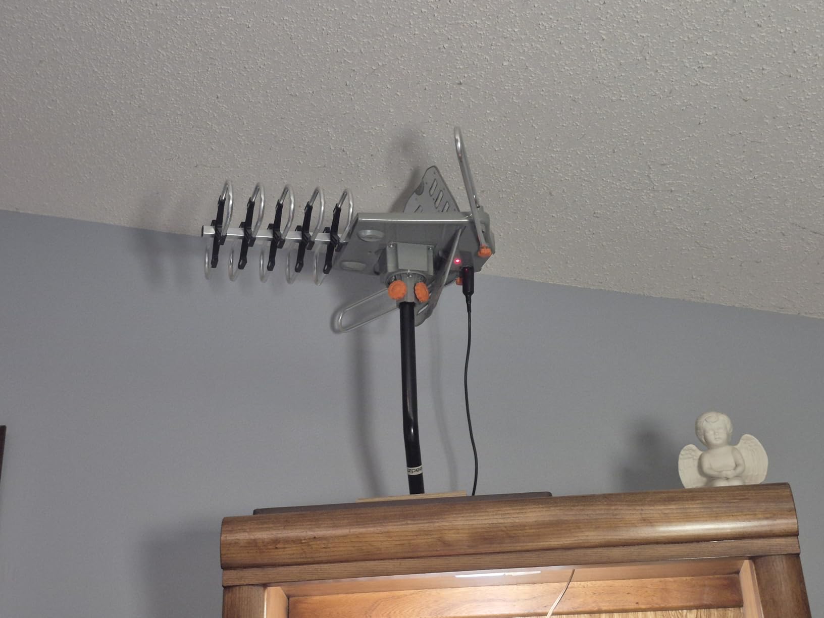 THE CIMPLE CO Antenna Amplifier Kit, Digital TV Signal Booster with Coax, Adjustable Gain, 24 dB Distribution, NTSC, ATSC, FM, UHF, VHF, 1000 MHz, Includes RG6 Coaxial Cable, Indoor Use Only - Customer Photo 1