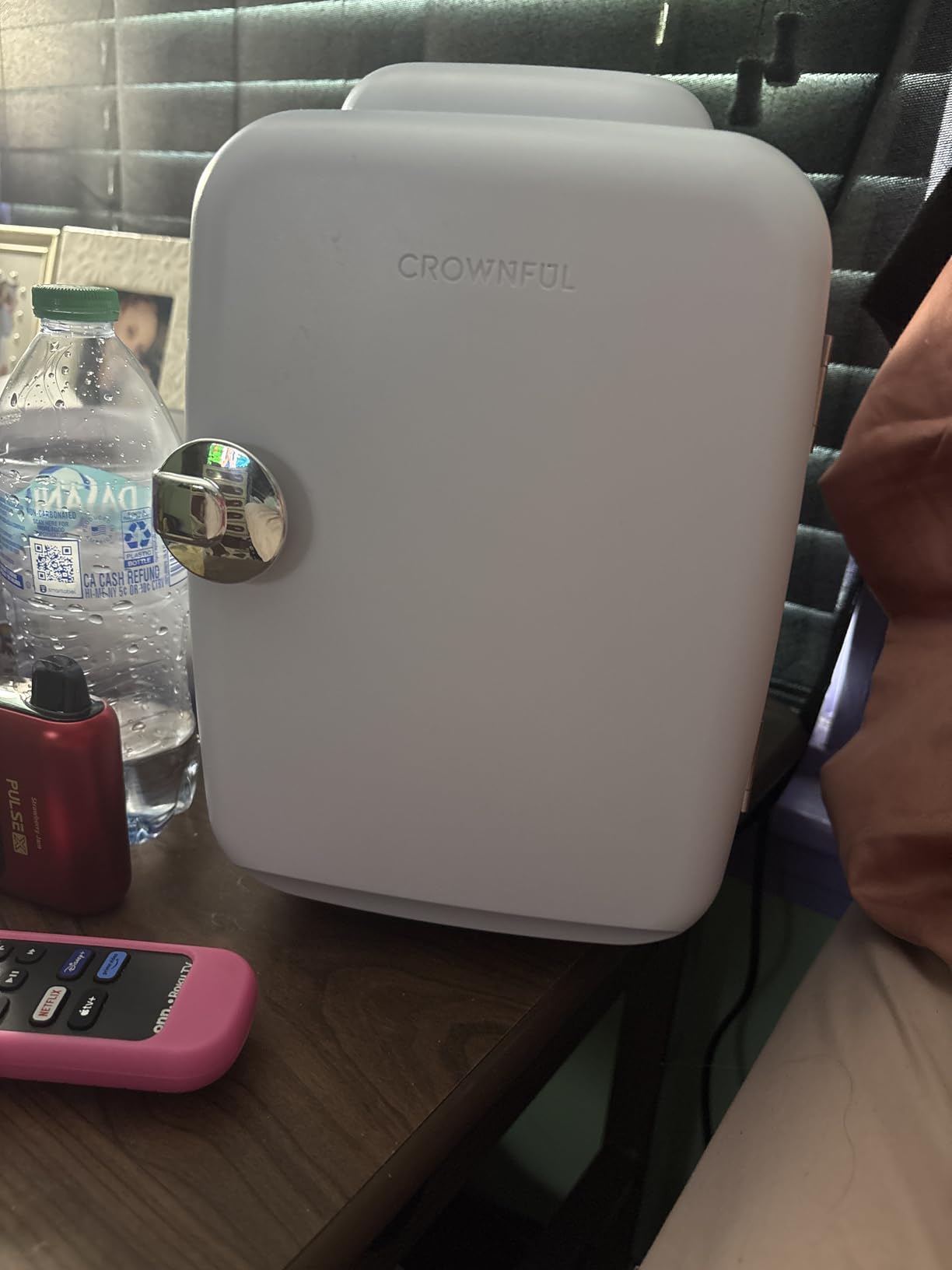 CROWNFUL Mini Fridge, 4 Liter/6 Can Portable Cooler and Warmer Personal Refrigerator for Skin Care, Cosmetics, Beverage, Food,Great for Bedroom, Office, Car, Dorm, ETL Listed (White) Customer Review CROWNFUL Mini Fridge, 4 Liter/6 Can Portable Cooler and Warmer Personal Refrigerator for Skin Care, Cosmetics, Beverage, Food,Great for Bedroom, Office, Car, Dorm, ETL Listed (White) - Customer Photo 3
