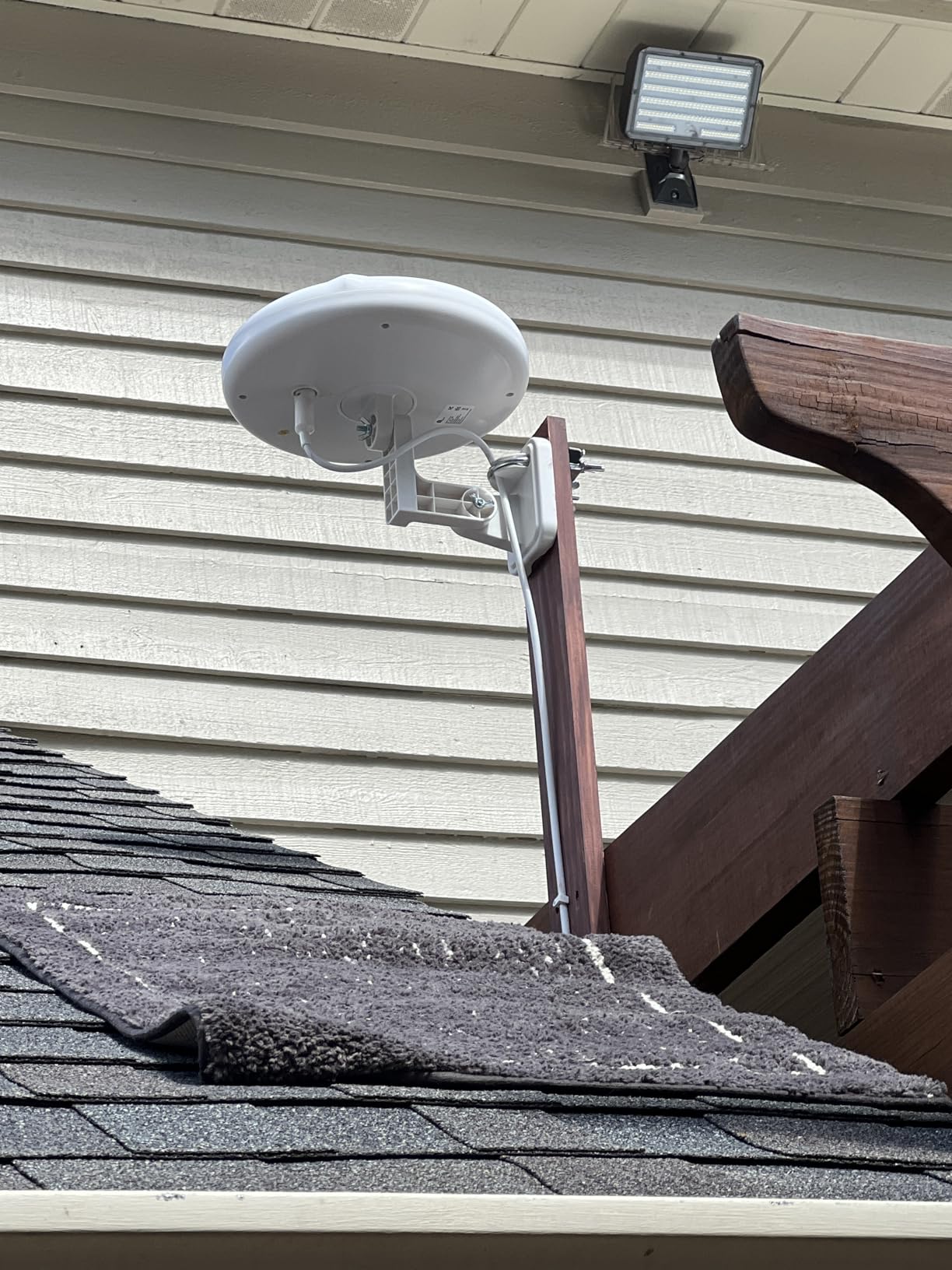 1byone Outdoor TV Antenna 360° Omni-Directional Extended Range Reception Enhance VHF&UHF 4K Ready HDTV Antenna with Added Stability for Outdoor/Attic/RV Use - 39ft RG6 Coax Cable - Customer Photo 3