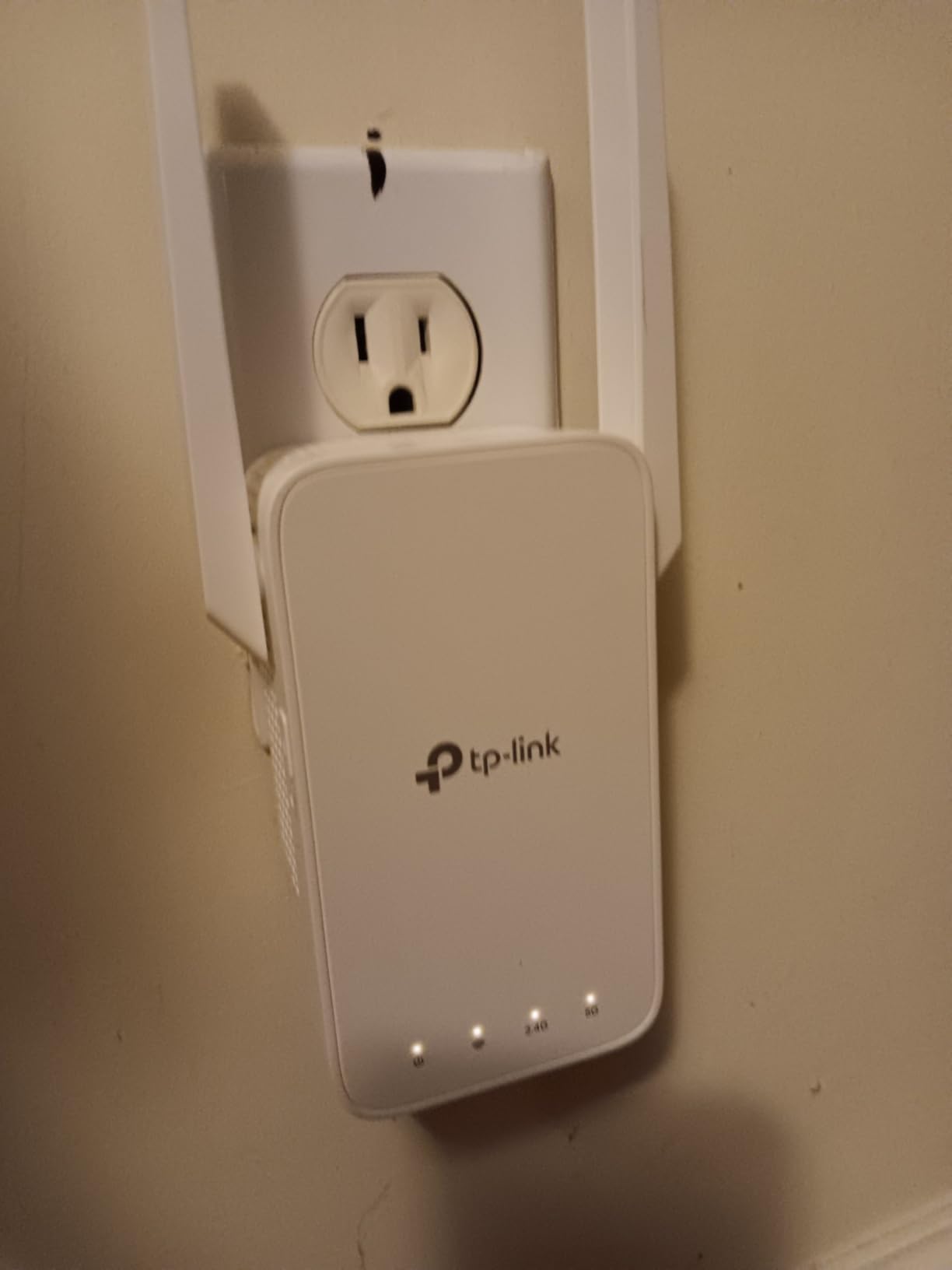 TP-Link AC1200 WiFi Extender, 2025 Wirecutter Best WiFi Extender, 1.2Gbps Home Signal Booster, Dual Band 5GHz/2.4GHz, Up to 1600 Sq.ft and 32 Devices, EasyMesh Compatible, One Ethernet Port (RE315) - Customer Photo 1