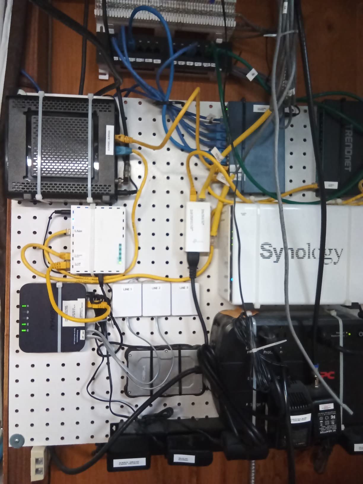 ARRIS (SBG10-RB) - Modem Router Combo - DOCSIS 3.0 16 x 4 Gigabit & AC1600 WiFi, For Comcast Xfinity, Cox, check with ISP for compatibility [Not for Spectrum] 400 Mbps Max Internet Speeds - Renewed - Customer Photo 1