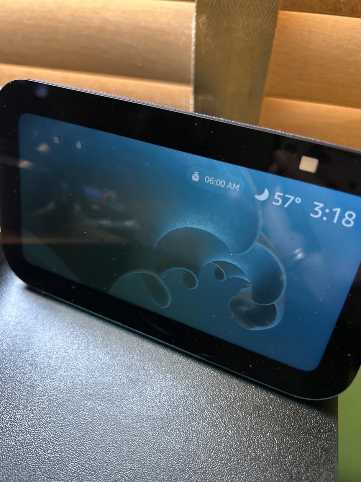 Amazon Echo Show 5 (newest model), Smart display with 2x the bass and clearer sound, Glacier White - Customer Photo 2