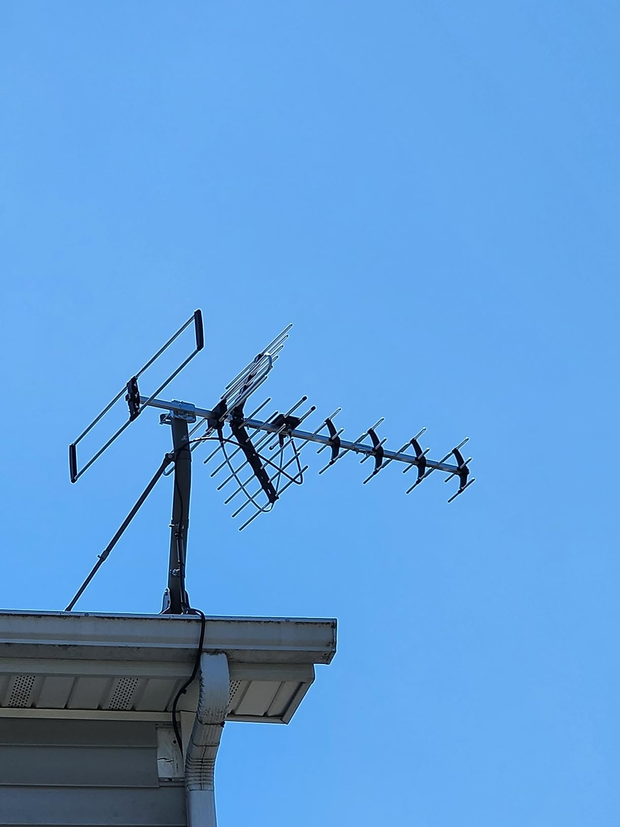 Five Star Outdoor HDTV Antenna up to 200 Mile Long Range, Attic or Roof Mount, Digital OTA Antenna for 4K 1080P VHF UHF Supports 4 TVs Installation Kit & J Mount, ATSC 3.0 Ready - Customer Photo 2