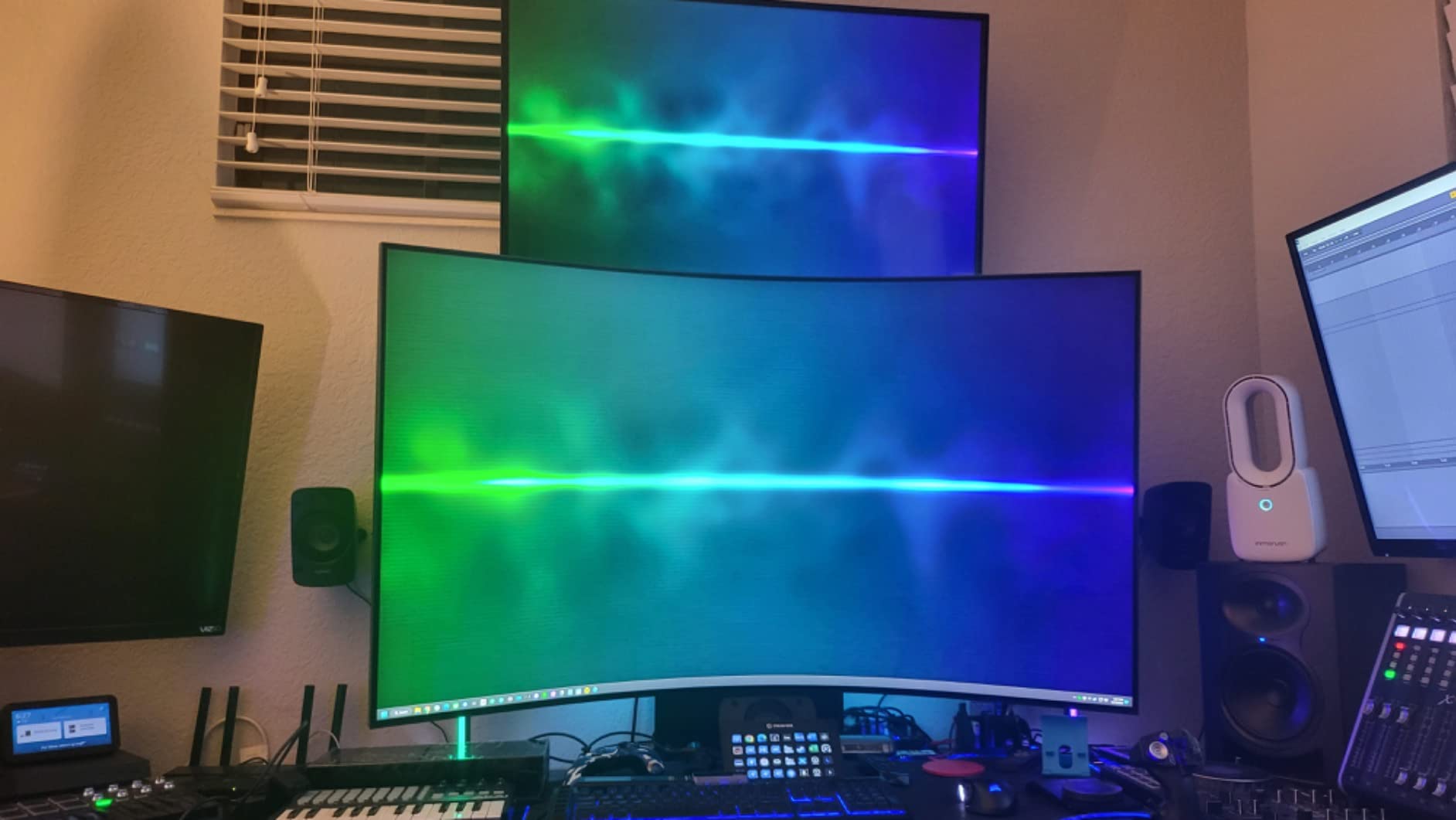 SAMSUNG 55-inch Odyssey Ark 4K UHD 165Hz Curved Quantum Mini LED Gaming Monitor - Customer Photo 1