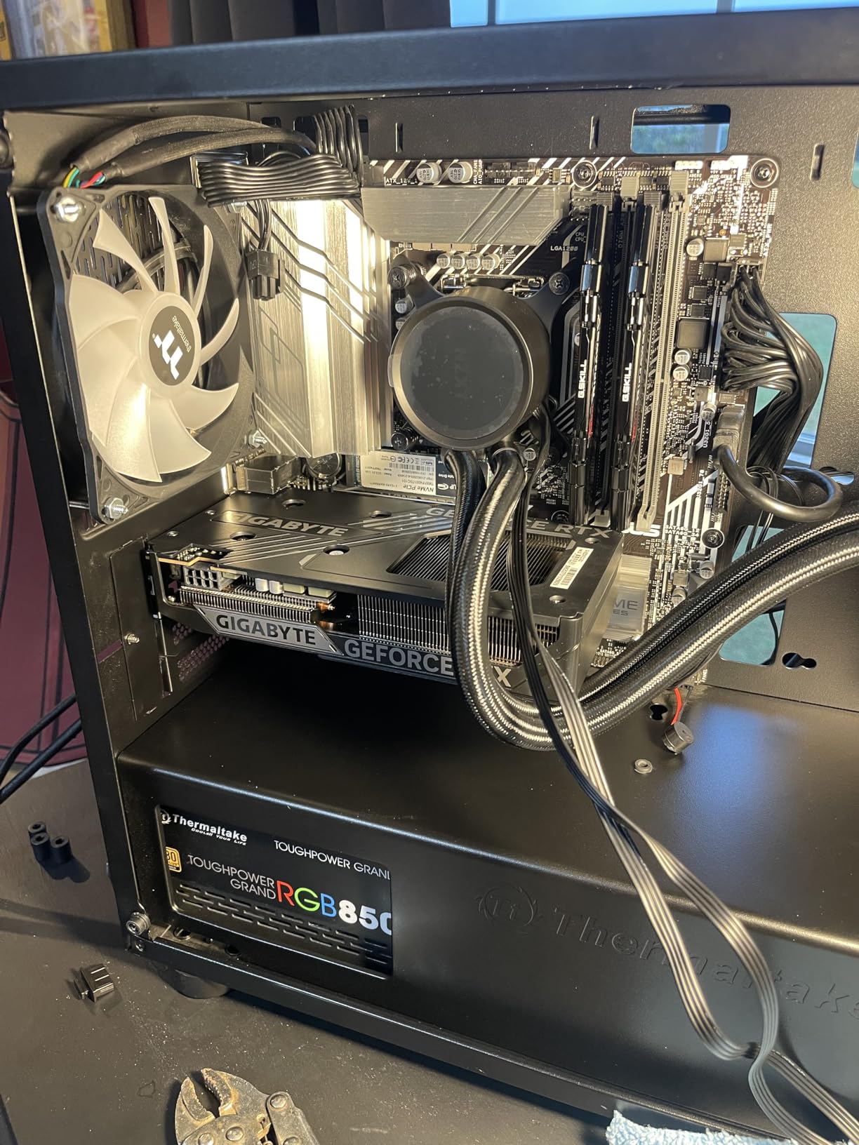 GIGABYTE GeForce RTX 4060 Gaming OC 8G Graphics Card, 3X WINDFORCE Fans, 8GB 128-bit GDDR6, GV-N4060GAMING OC-8GD Video Card - Customer Photo 1