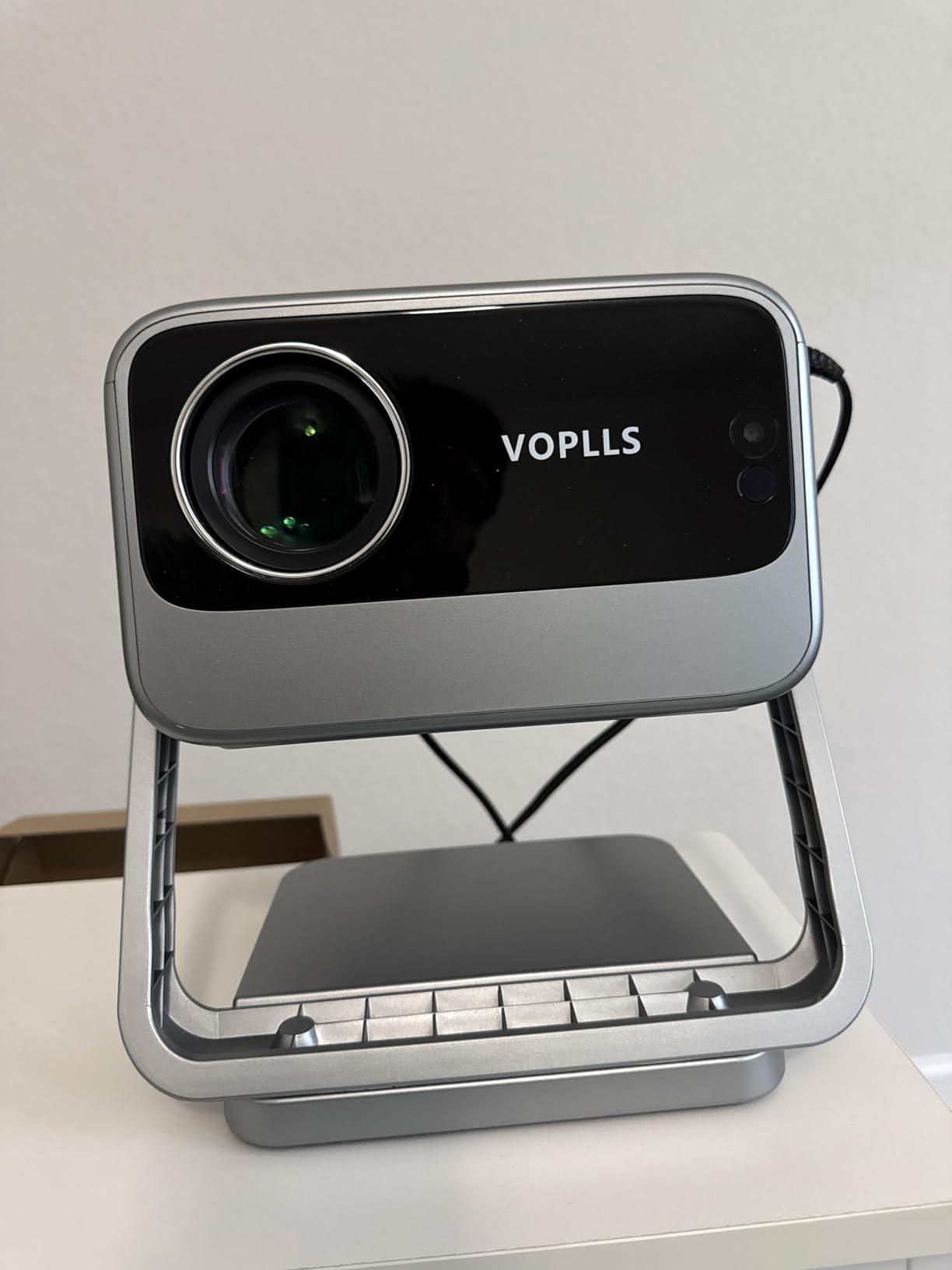 [Netflix Officially & Auto Focus] VOPLLS 4K Projector with WiFi and Bluetooth, 3D Stereo Sound & Auto Keystone Video Projector, 1200ANSI Outdoor Movie Projector, 50% Zoom, MAX 300''Display (Grey) - Customer Photo 3