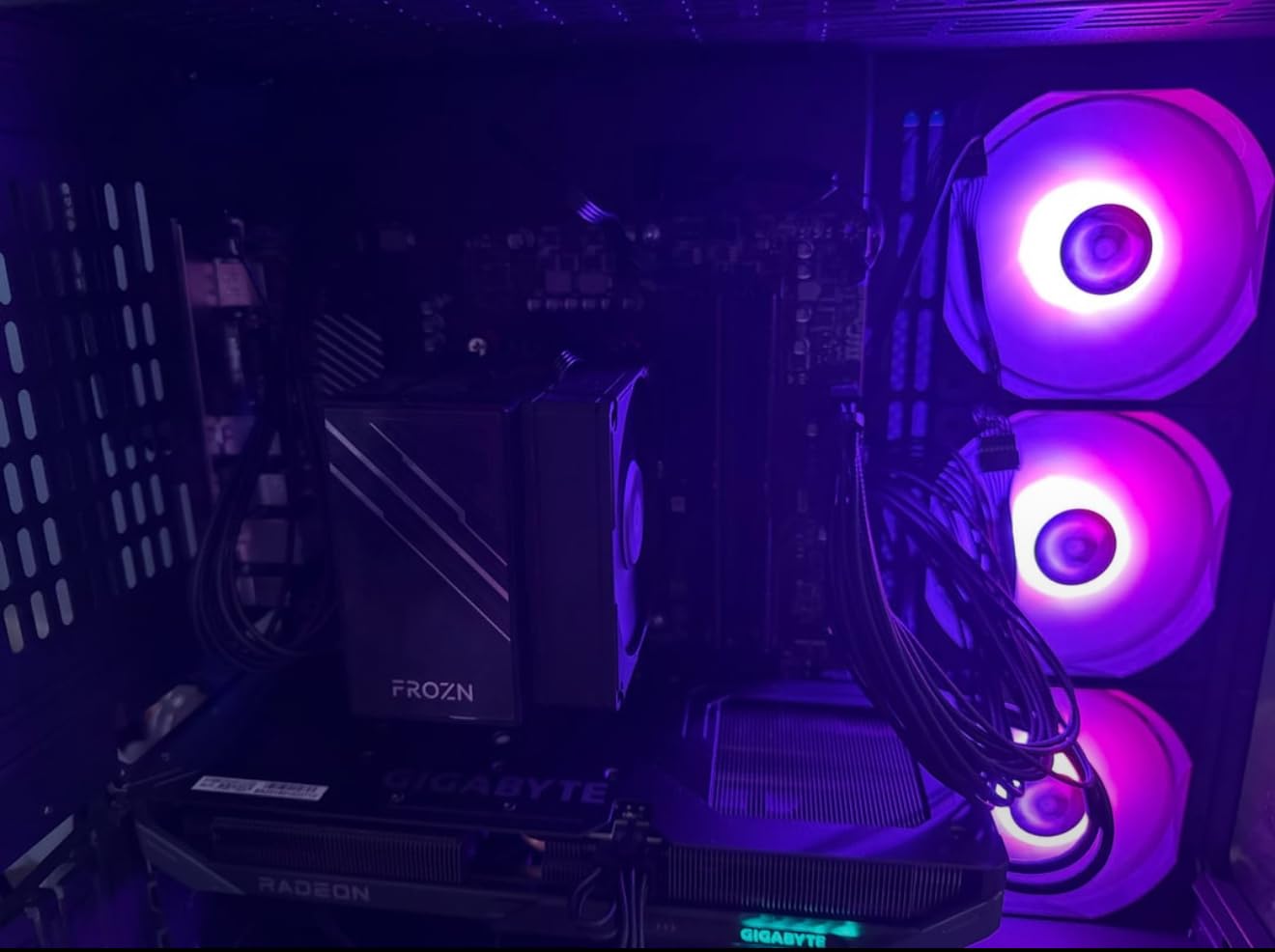 ID-COOLING FROZN A400 Black - 4.9