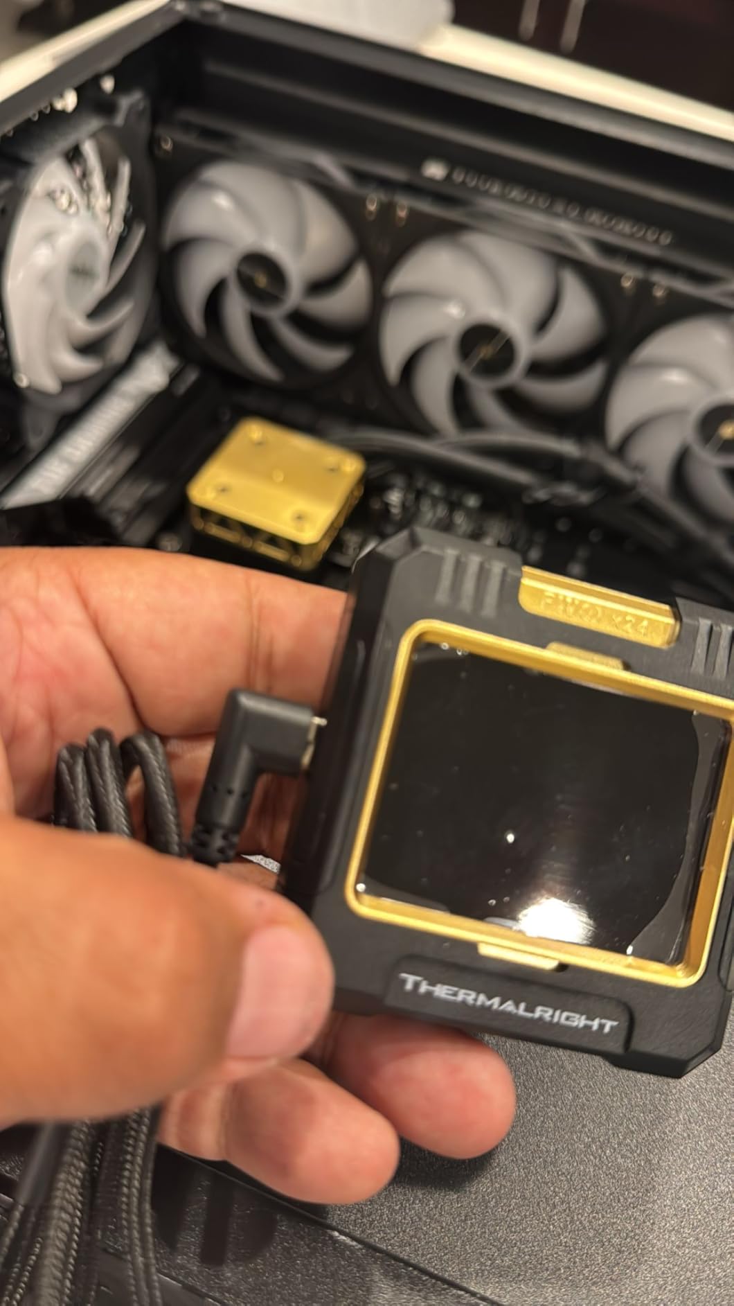 Thermalright FW 360 White ARGB-360mm AIO CPU Liquid Cooler,IPS LCD Screen with 320 * 240 Resolution,for AM4/AM5/Intel LGA1700,'2.4 inch'Magnet-Absorbent LCD Screen for Images -White - Customer Photo 1