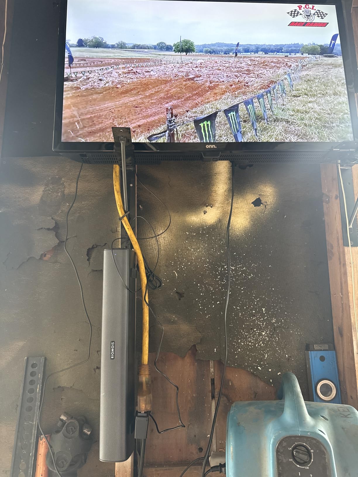 Sound Bar for Smart TV, Soundbar TV Speakers with Customized Bass Reflector, Compact Design and Easy Set up, Home Audio Surround Sound System for TV PC Projector, Wall Mountable - Customer Photo 1