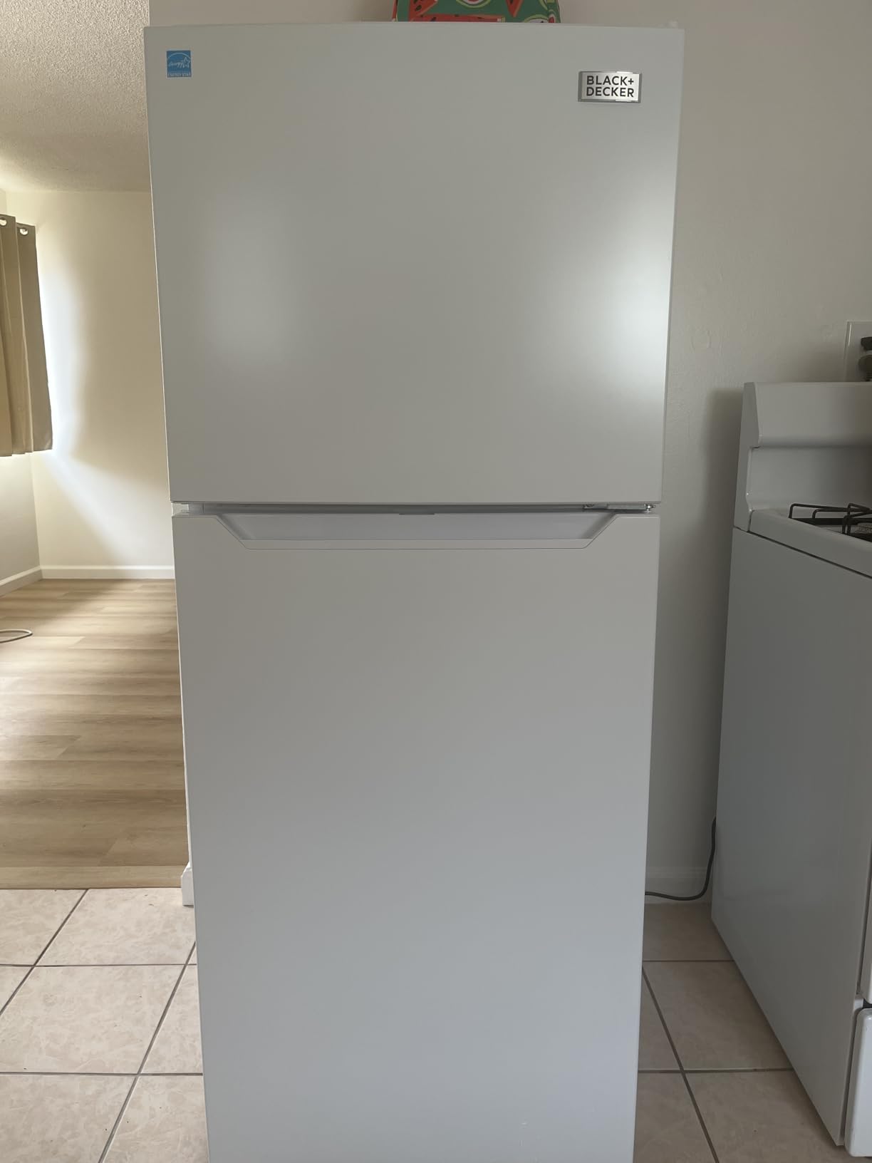 BLACK+DECKER 10 Cu. Ft. Top Mount Refrigerator with Freezer, 2 Door Refrigerator with Top Freezer and Adjustable Temperature Control, ENERGY STAR, BR1000HW, White - Customer Photo 1