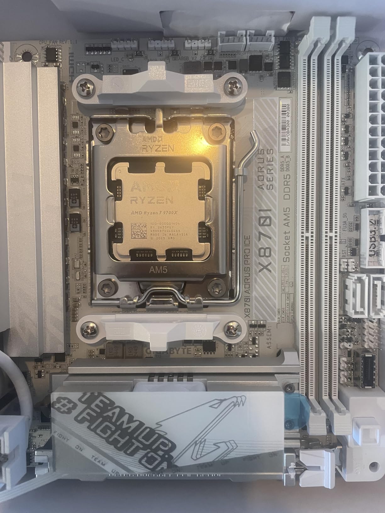 AMD Ryzen™ 7 9700X 8-Core, 16-Thread Unlocked Desktop Processor - Customer Photo 2