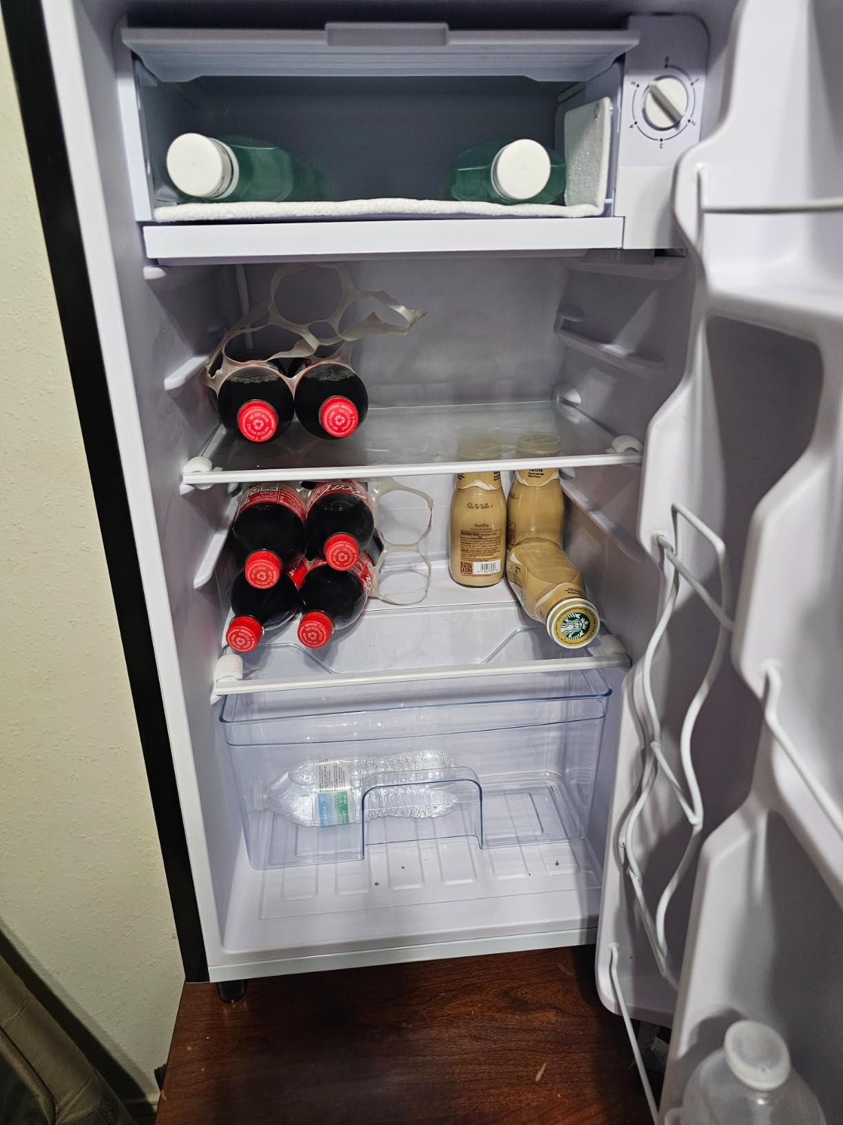 Sweetcrispy 3.2 Cu.Ft Mini Fridge with Freezer Small Refrigerator Single Door Adjustable Thermostat Energy-efficient Low Noise, Compact Fridge for Bedroom, Office, Dorm (Black) Customer Review Sweetcrispy 3.2 Cu.Ft Mini Fridge with Freezer Small Refrigerator Single Door Adjustable Thermostat Energy-efficient Low Noise, Compact Fridge for Bedroom, Office, Dorm (Black) - Customer Photo 2