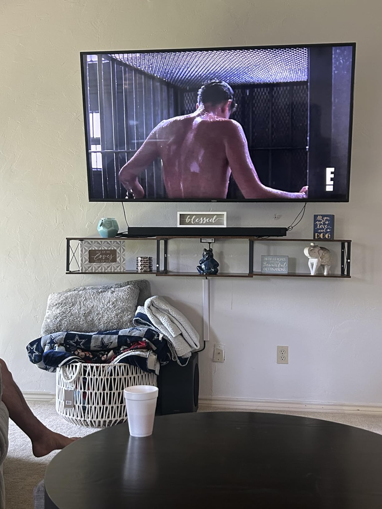 MAHANCRIS Floating TV Stand with Power Outlet, Wall-Mounted Entertainment Console Center with Storage, Floating Metal Frame TV Shelf for Under TV Storage, for Living Room, Bedroom, Black TVHB101E01 - Customer Photo 1