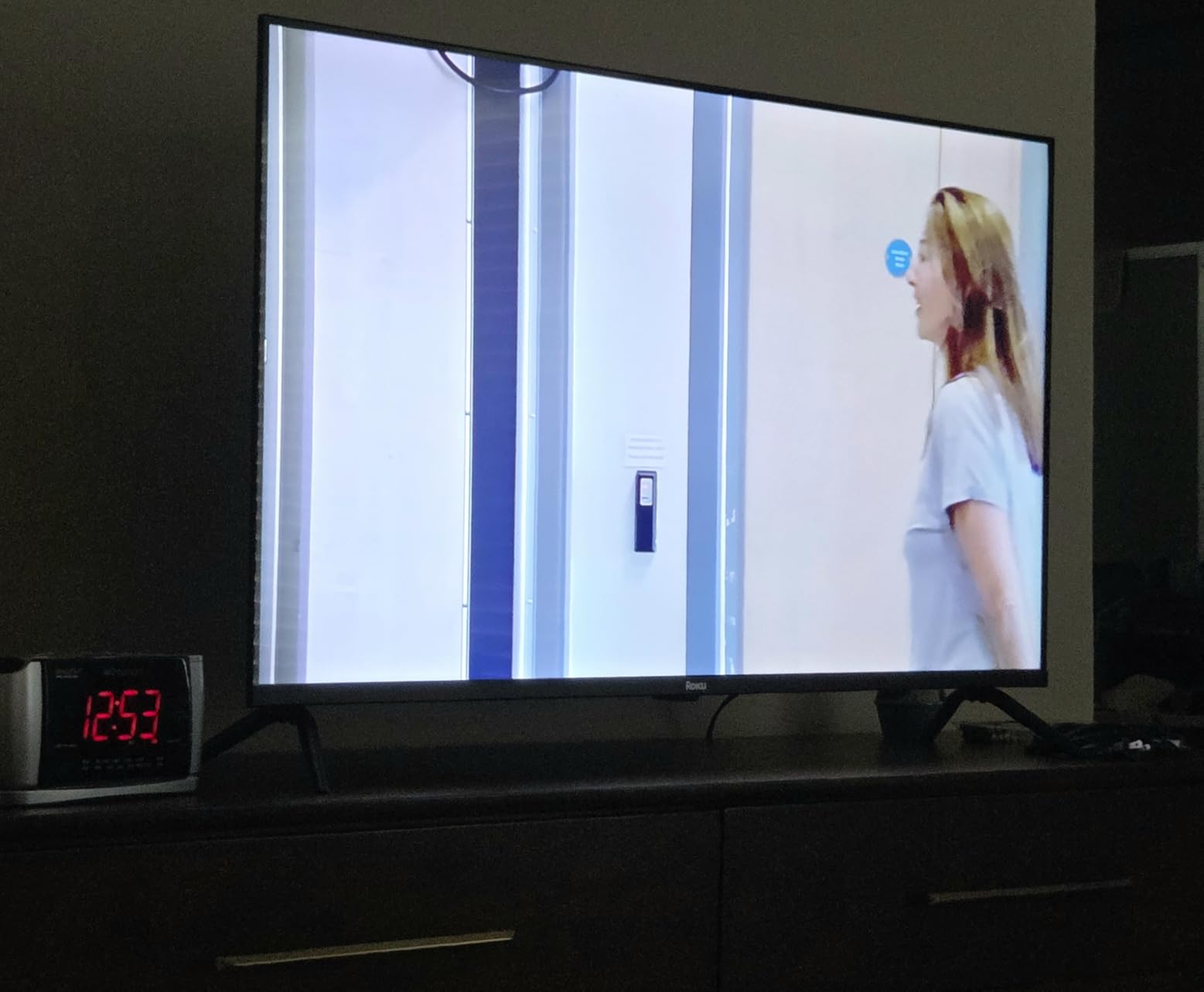 Roku Smart TV 2025 – 55-Inch Select Series, 4K HDR TV – Roku TV with Enhanced Voice Remote – Flat Screen LED Television with Wi-Fi for Streaming Live Local News, Sports, Family Entertainment - Customer Photo 3