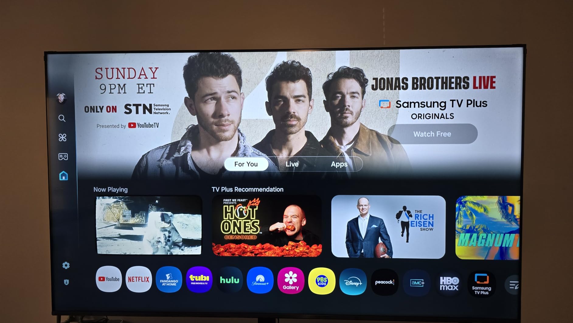 Samsung 43-Inch Class Crystal UHD U8000F 4K Smart TV (2025 Model) Endless Free Content, Crystal Processor 4K, MetalStream Design, Knox Security, Alexa Built-in - Customer Photo 2