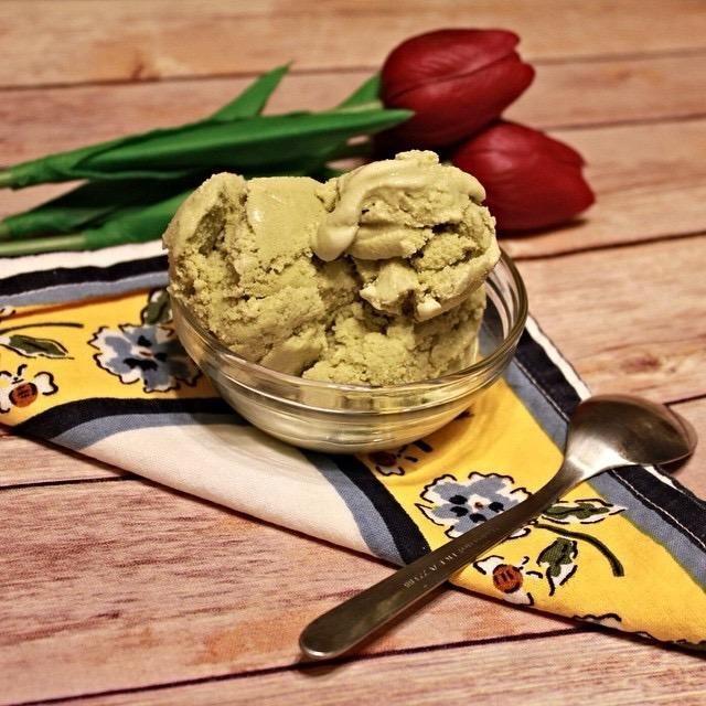 Cuisinart Ice Cream Maker Machine, 1.5 Quart Double Insulated Machine, Sorbet and Frozen Yogurt Maker, Ready in 20 Minutes, ICE-21P1, White - Customer Photo 3