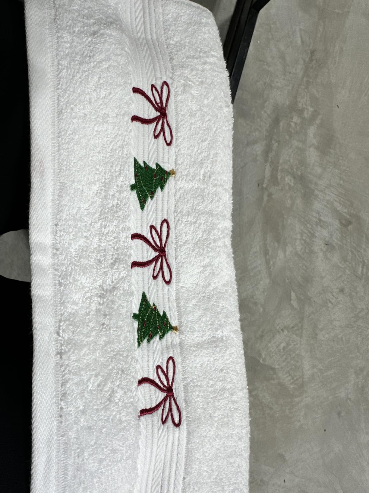 Amazon Basics 6 Piece Oversized Fade resistant Towel set, 100% Cotton towels for bathroom, soft and absorbent, 2 Bath Towels, 2 Hand Towels and 2 Washcloths bathroom towel set, Gray - Customer Photo 1