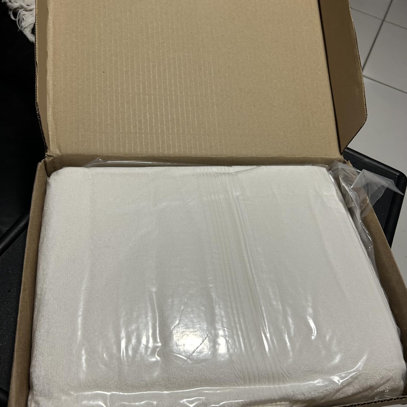 Amazon Basics 6 Piece Oversized Fade resistant Towel set, 100% Cotton towels for bathroom, soft and absorbent, 2 Bath Towels, 2 Hand Towels and 2 Washcloths bathroom towel set, Black - Customer Photo 2