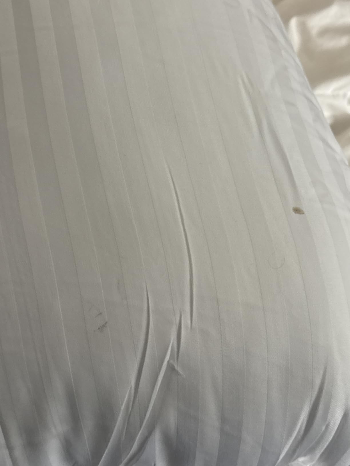 Utopia Bedding Bed Pillows for Sleeping Queen Size (White), Set of 2, Cooling Hotel Quality, for Back, Stomach or Side Sleepers - Customer Photo 4