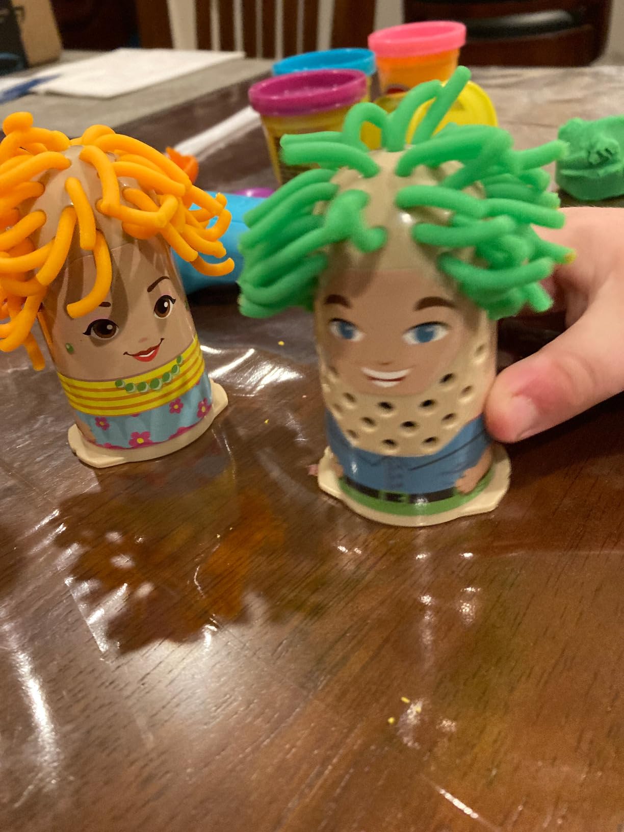 Play-Doh Buzz 'n Cut Fuzzy Pumper Barber Shop Set, Electric Buzzer, 5 Colors of 2-Ounce Cans, Preschool Toys, Christmas Gifts Girls & Boys, Ages 3+ (Amazon Exclusive) - Customer Photo 1