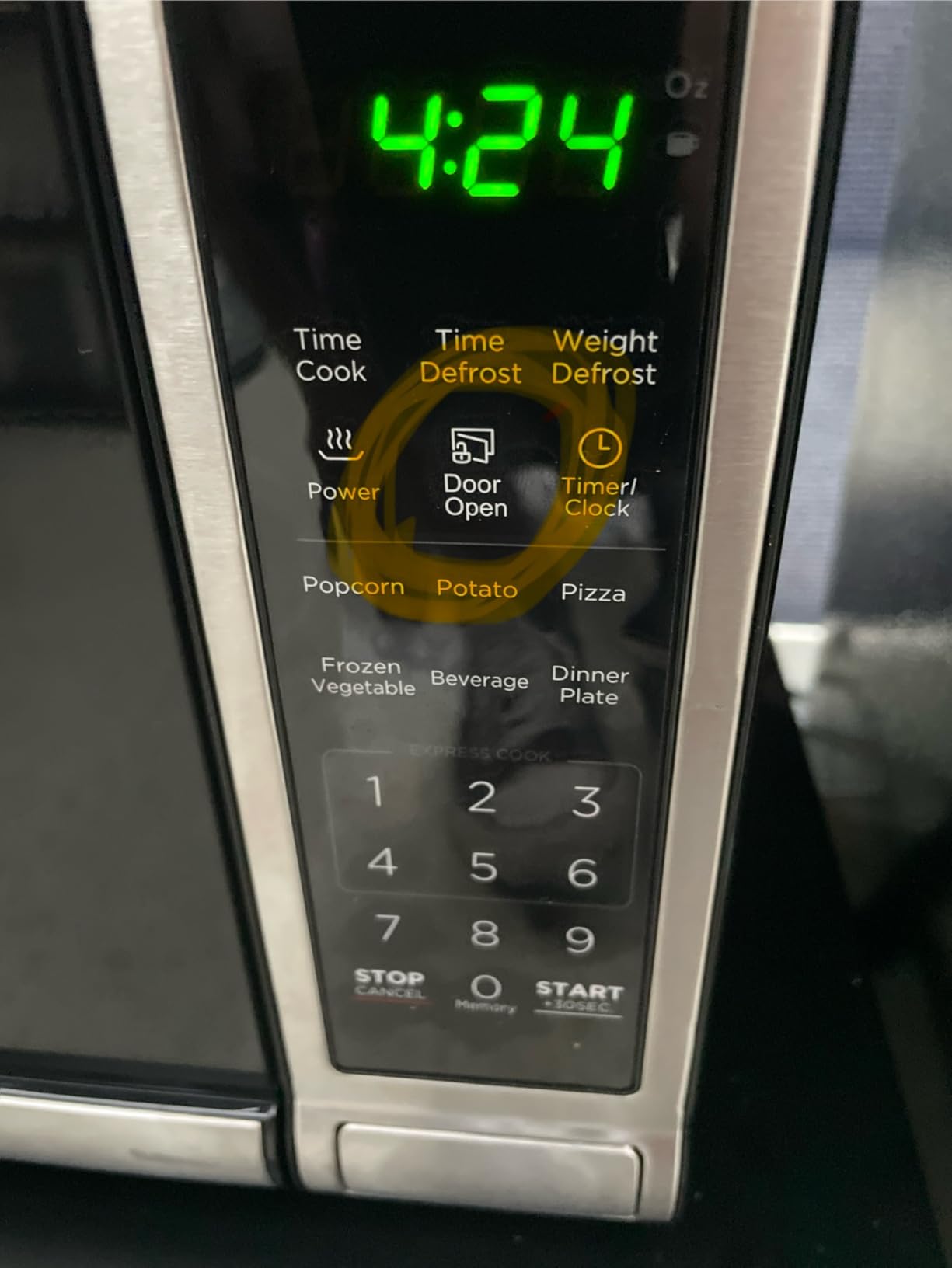 BLACK+DECKER EM031MB11 Digital Microwave Oven with Turntable Push-Button Door, Child Safety Lock, 1000W, 1.1cu.ft, Black & Stainless Steel - Customer Photo 3