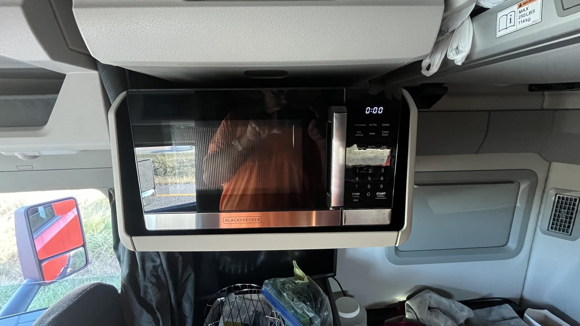 BLACK+DECKER EM031MB11 Digital Microwave Oven with Turntable Push-Button Door, Child Safety Lock, 1000W, 1.1cu.ft, Black & Stainless Steel - Customer Photo 4