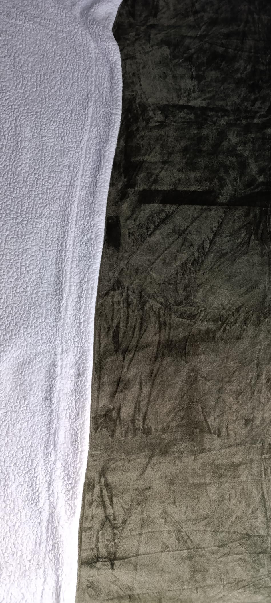 Bedsure Sherpa Fleece Throw Blanket for Couch - Thick and Warm, Soft Fuzzy Plush Throw Blanket for Winter, Black, 50x60 Inches - Customer Photo 2