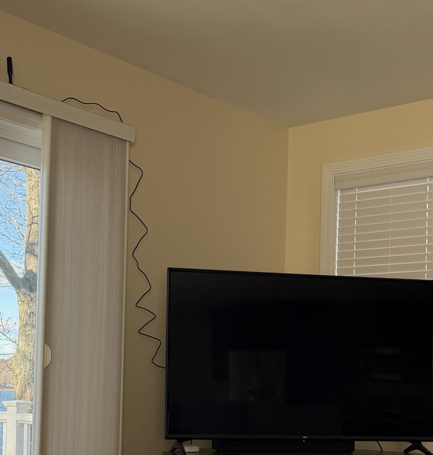 HIDB TV Antenna for Smart TV Indoor, Digital Indoor HD Antennas with Strong Magnetic Base, Easy Installation, Long Range Reception for Local Channels 4K 1080P, 10ft Long Cables (Black) Customer Review HIDB TV Antenna for Smart TV Indoor, Digital Indoor HD Antennas with Strong Magnetic Base, Easy Installation, Long Range Reception for Local Channels 4K 1080P, 10ft Long Cables (Black) - Customer Photo 1