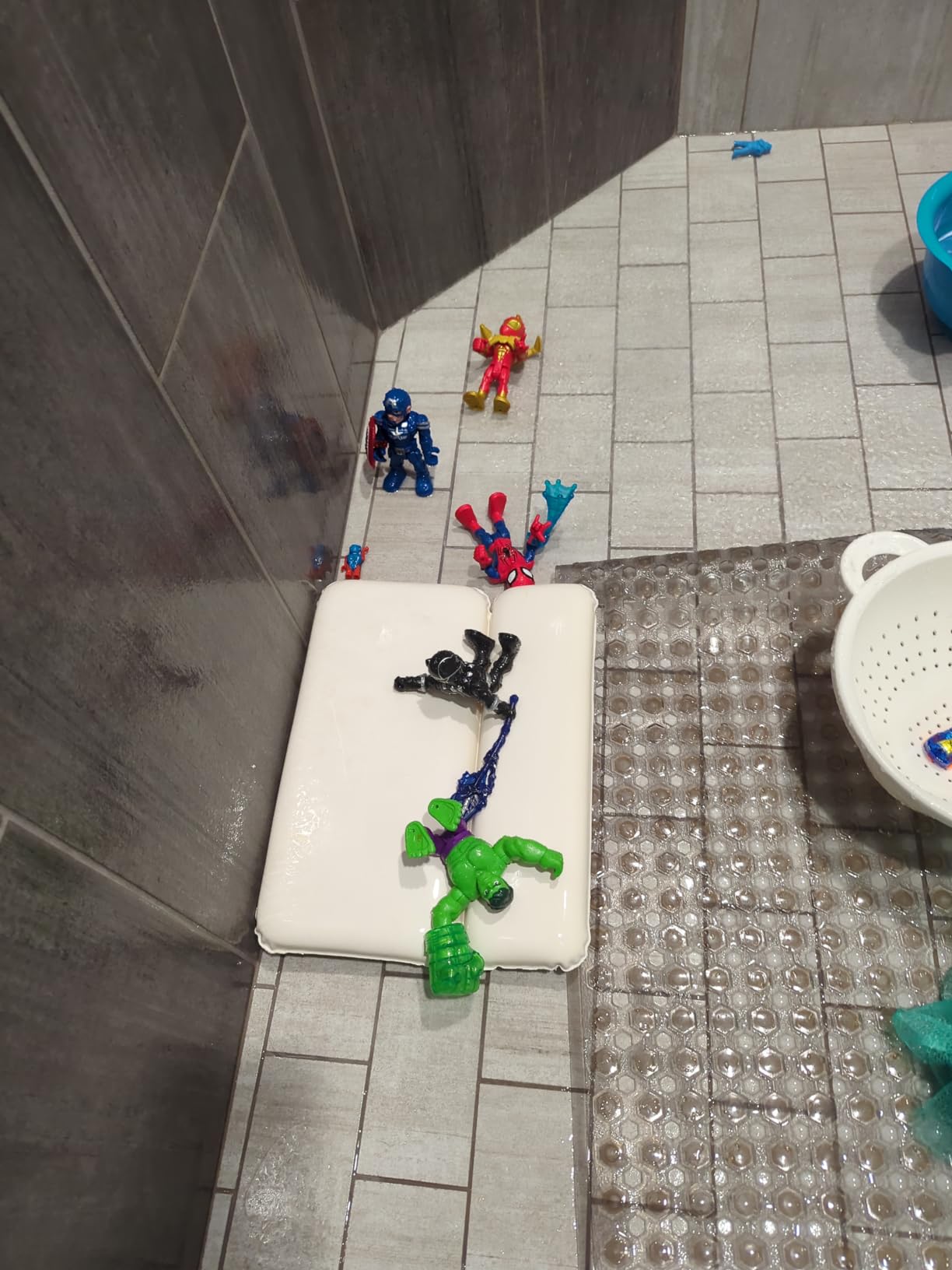 Marvel Super Hero Adventures 5-Inch Action Figure 5-Pack, Includes Captain America, Spider-Man, 5 Accessories (Amazon Exclusive) - Customer Photo 2