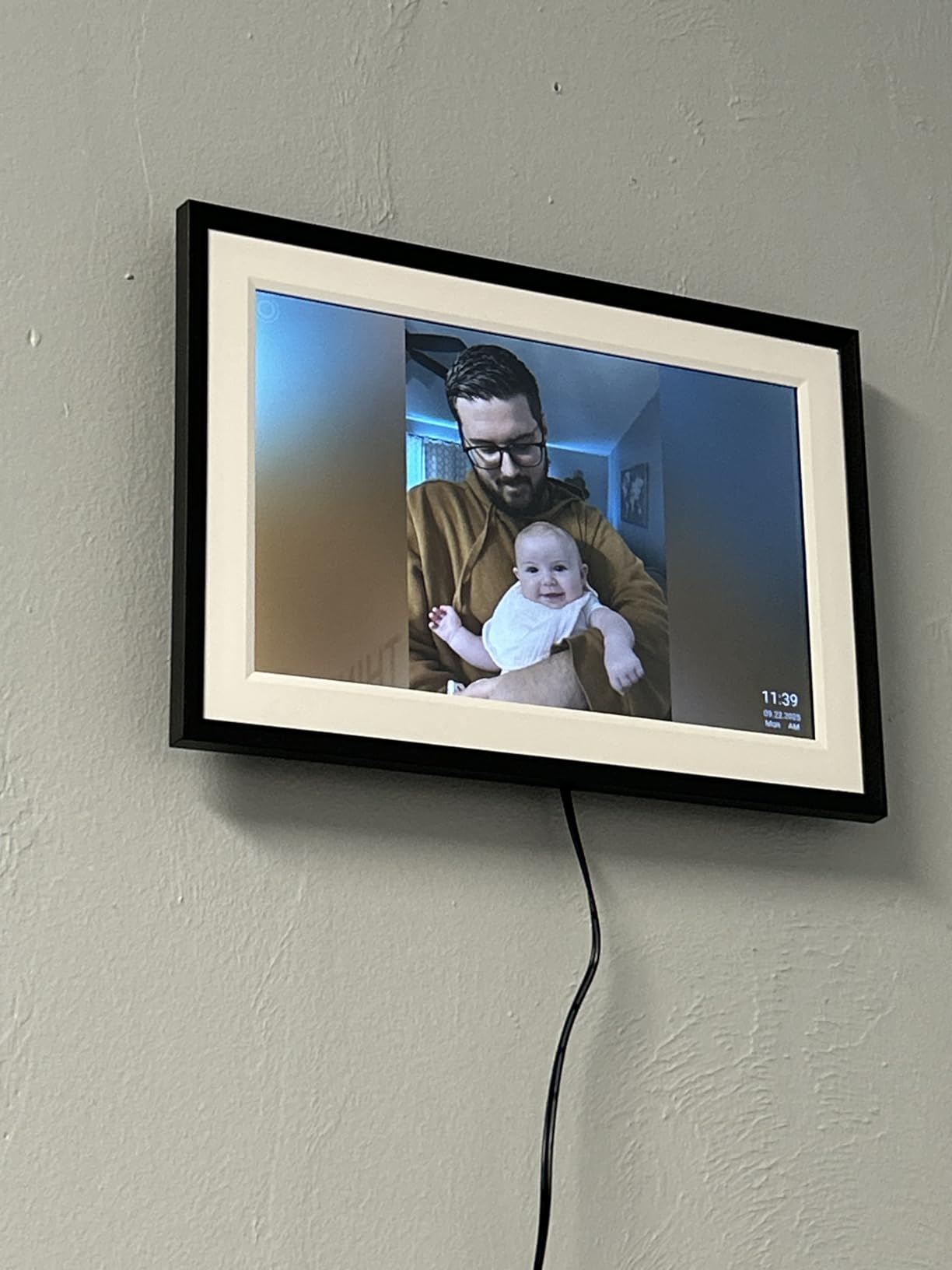 32GB FRAMEO 10.1 Inch Smart WiFi Digital Photo Frame 1280x800 IPS LCD Touch Screen, Auto-Rotate Portrait and Landscape, Built in 32GB Memory, Share Moments Instantly via Frameo App from Anywhere Customer Review 32GB FRAMEO 10.1 Inch Smart WiFi Digital Photo Frame 1280x800 IPS LCD Touch Screen, Auto-Rotate Portrait and Landscape, Built in 32GB Memory, Share Moments Instantly via Frameo App from Anywhere - Customer Photo 1