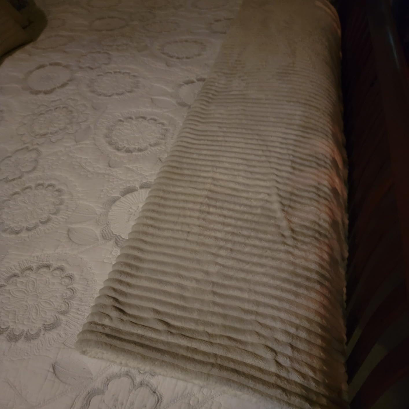 Great Bay Home Sherpa Fleece and Velvet Plush Throw Blanket Optic White, Thick Blanket for Chair, Sofa, or Bed. Warm, Reversible, Soft Fleece Throw Blanket. Kinsley Collection, Optic White - Customer Photo 4