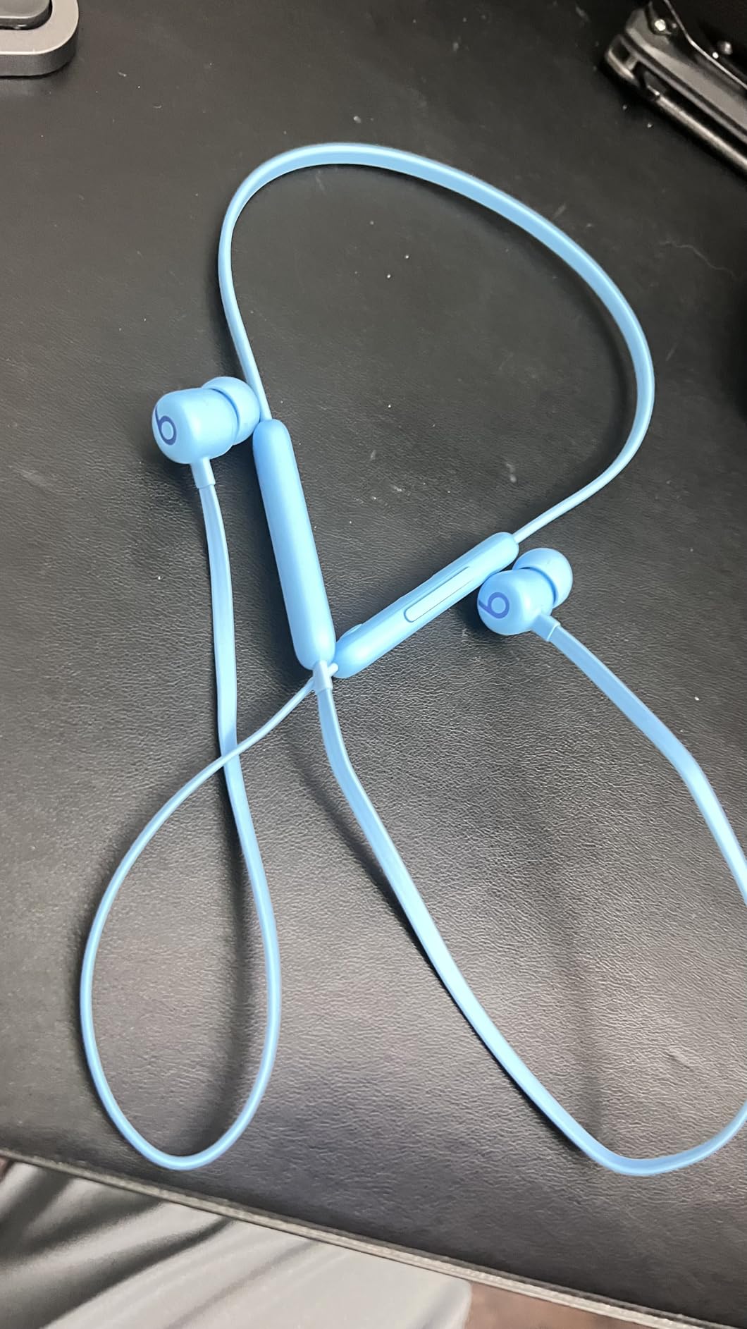 Beats Flex Wireless Earbuds - Apple W1 Headphone Chip, Magnetic Earphones, Class 1 Bluetooth, 12 Hours of Listening Time, Built-in Microphone - Black Customer Review Beats Flex Wireless Earbuds - Apple W1 Headphone Chip, Magnetic Earphones, Class 1 Bluetooth, 12 Hours of Listening Time, Built-in Microphone - Black - Customer Photo 4