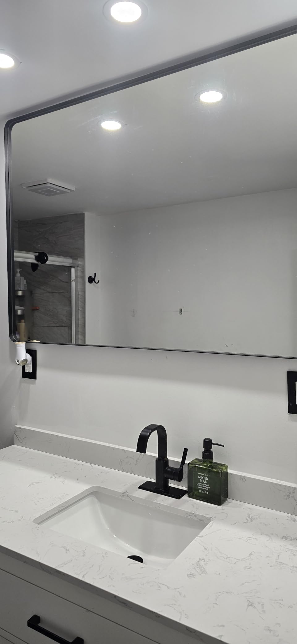 LOAAO Black Metal Framed Bathroom Mirror for Wall, 22X30 Inch Rounded Rectangle Mirror, Matte Black Bathroom Vanity Mirror Farmhouse, Anti-Rust, Hangs Horizontally or Vertically Customer Review LOAAO Black Metal Framed Bathroom Mirror for Wall, 22X30 Inch Rounded Rectangle Mirror, Matte Black Bathroom Vanity Mirror Farmhouse, Anti-Rust, Hangs Horizontally or Vertically - Customer Photo 3