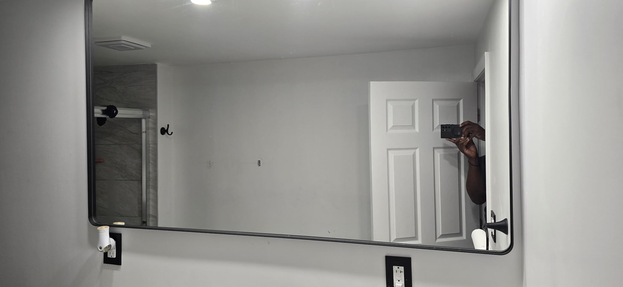 LOAAO Black Metal Framed Bathroom Mirror for Wall, 22X30 Inch Rounded Rectangle Mirror, Matte Black Bathroom Vanity Mirror Farmhouse, Anti-Rust, Hangs Horizontally or Vertically Customer Review LOAAO Black Metal Framed Bathroom Mirror for Wall, 22X30 Inch Rounded Rectangle Mirror, Matte Black Bathroom Vanity Mirror Farmhouse, Anti-Rust, Hangs Horizontally or Vertically - Customer Photo 4