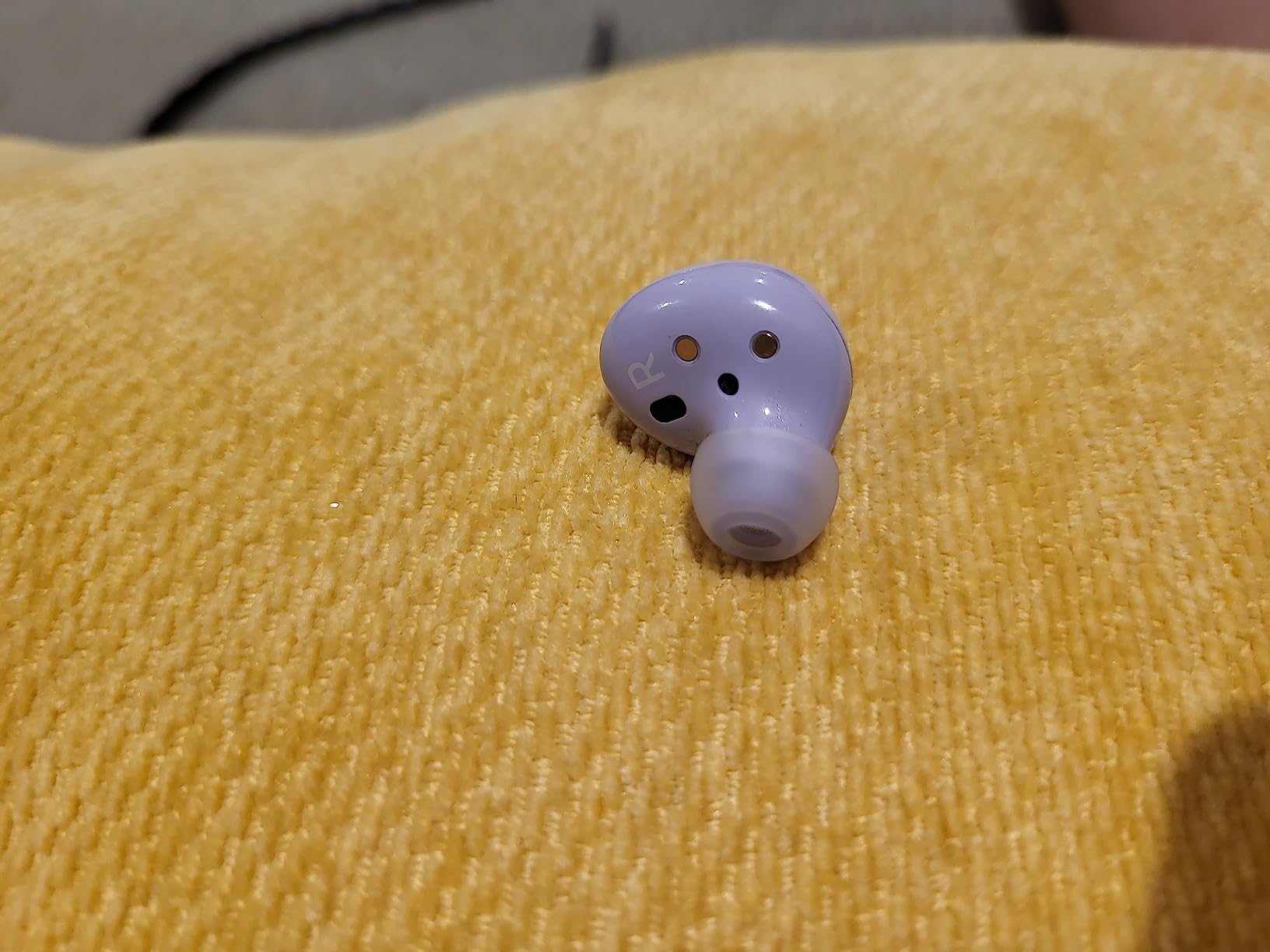 SAMSUNG Galaxy Buds 2 True Wireless Bluetooth Earbuds, Noise Cancelling, Comfort Fit In Ear, Auto Switch Audio, Long Battery Life, Touch Control, Graphite [US Version, 1Yr Manufacturer Warranty] - Customer Photo 2