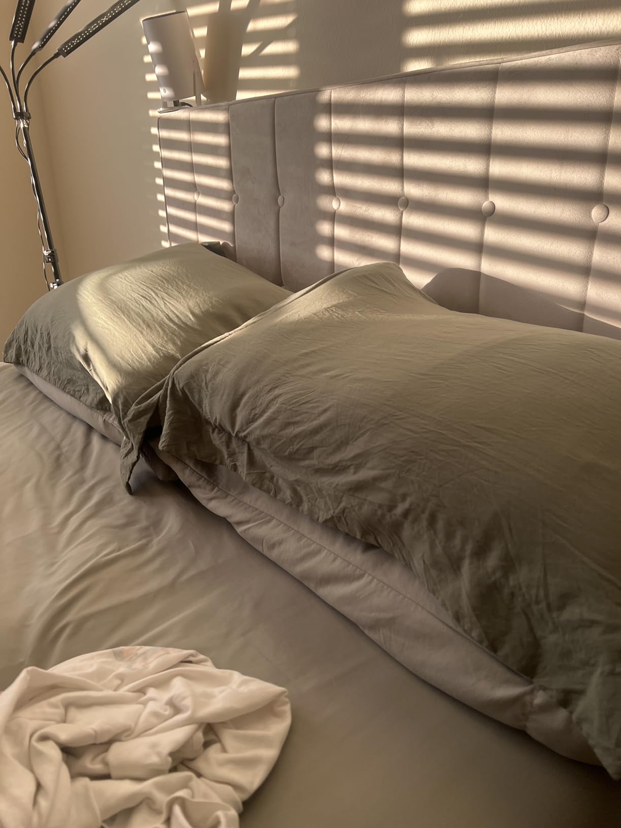 EIUE Hotel Collection Bed Pillows for Sleeping 2 Pack Queen Size，Pillows for Side and Back Sleepers,Super Soft Down Alternative Microfiber Filled Pillows,20 x 30 Inches - Customer Photo 1