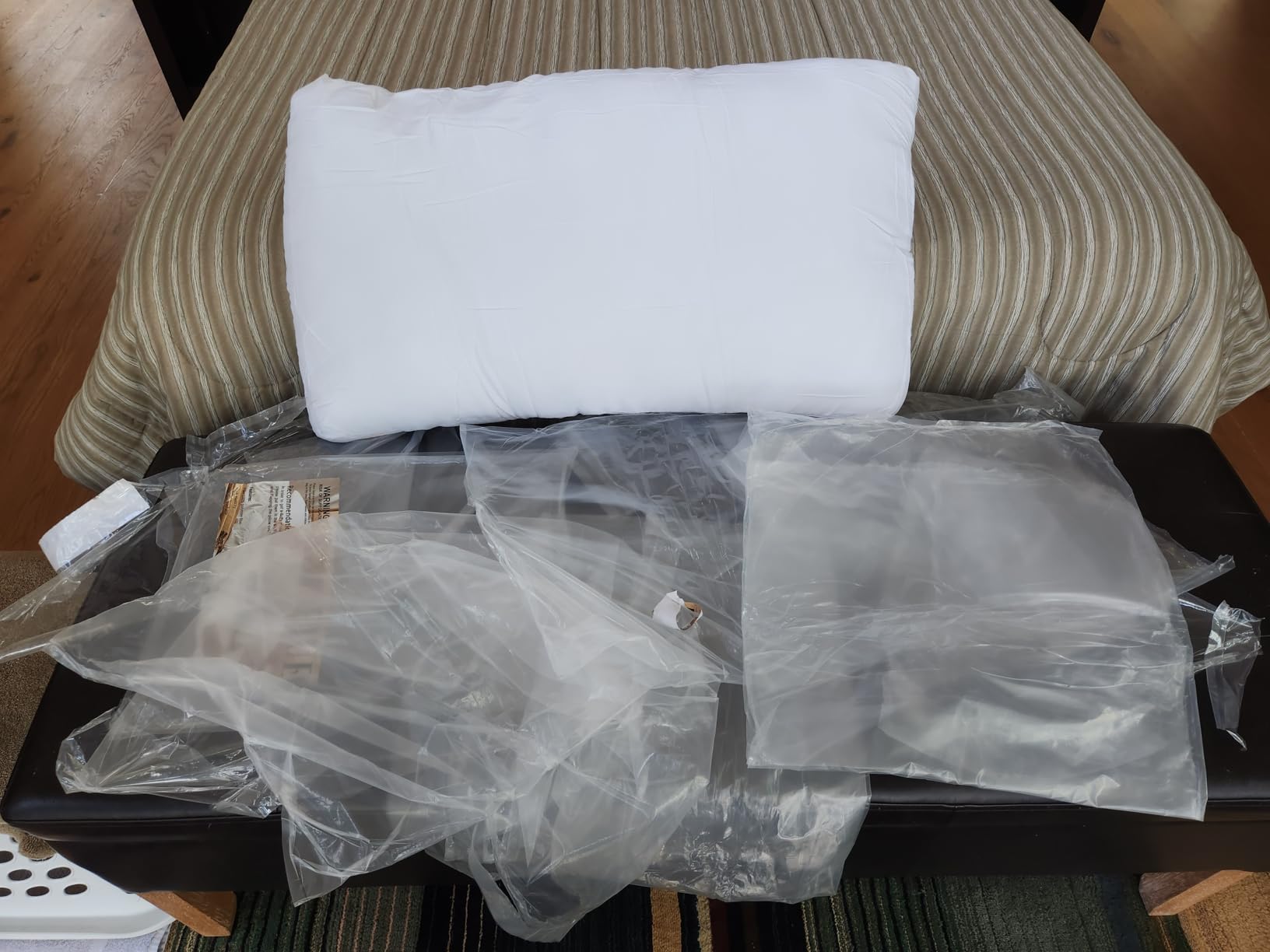 EIUE Hotel Collection Bed Pillows for Sleeping 2 Pack Queen Size，Pillows for Side and Back Sleepers,Super Soft Down Alternative Microfiber Filled Pillows,20 x 30 Inches - Customer Photo 3