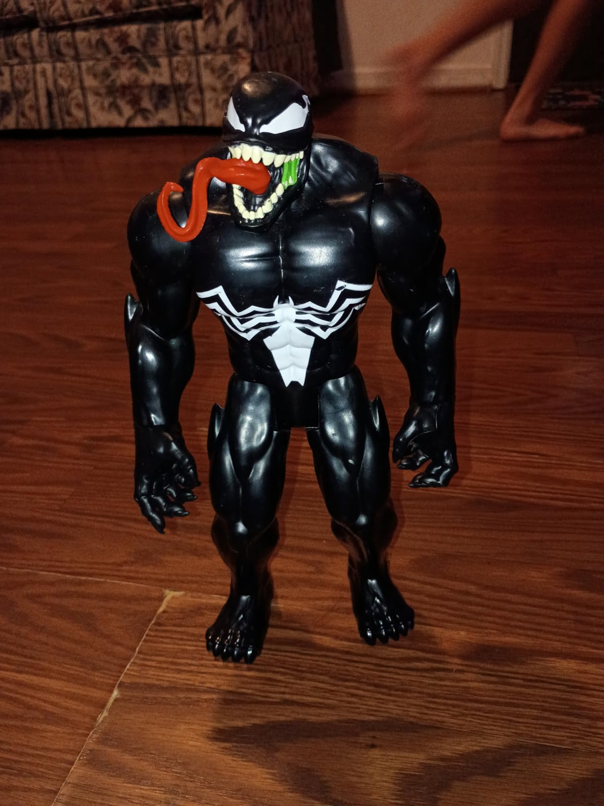 Marvel Titan Hero Series Deluxe Venom Toy 12-Inch-Scale Collectible Action Figure, Kids Ages 4 and Up - Customer Photo 1