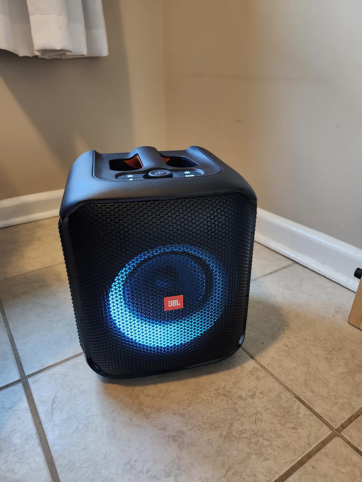 JBL Partybox Encore Essential: 100W Sound, Built-in Dynamic Light Show, and Splash Proof Design, Black - Customer Photo 4