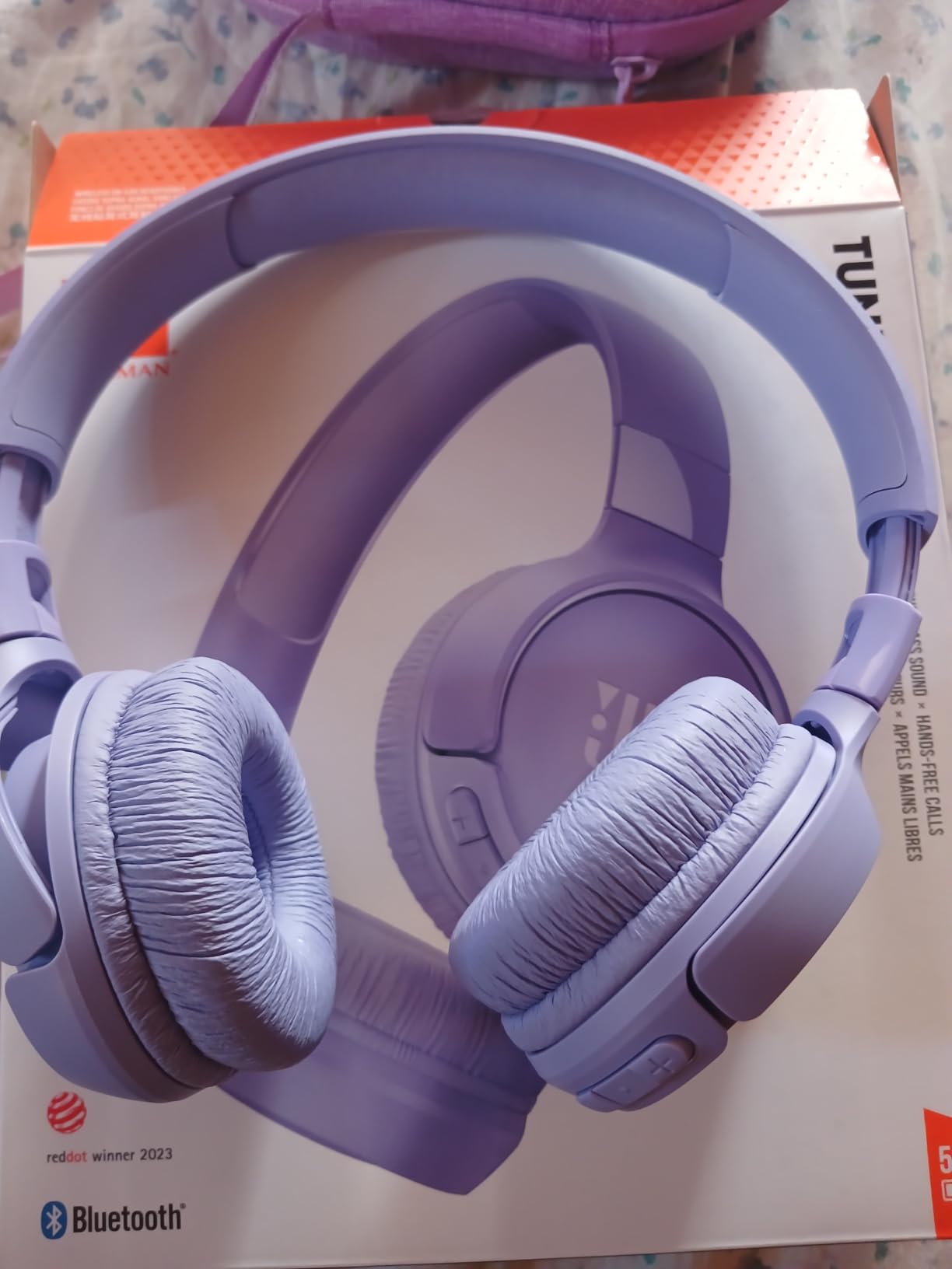 JBL Tune 520BT - Wireless On-Ear Headphones, Up to 57H Battery Life and Speed Charge, Lightweight, Comfortable and Foldable Design, Hands-Free Calls with Voice Aware (White) - Customer Photo 2
