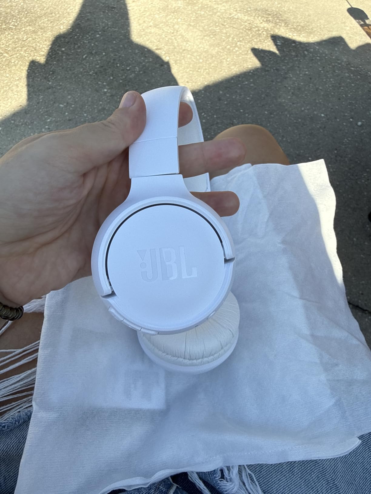 JBL Tune 520BT - Wireless On-Ear Headphones, Up to 57H Battery Life and Speed Charge, Lightweight, Comfortable and Foldable Design, Hands-Free Calls with Voice Aware (White) - Customer Photo 3