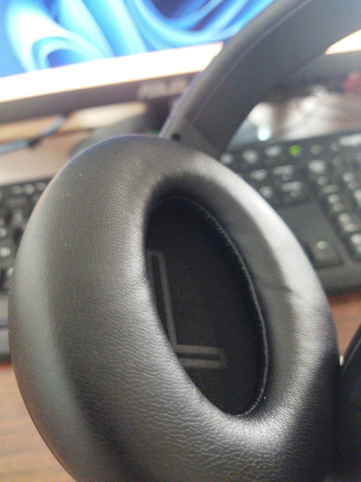 KVIDIO Active Noise Cancelling Headphones, 70 Hours Playtime Bluetooth Headphones Wireless with Microphone, Transparency Mode, Deep Bass and Hi-Fi Stereo Sound Over Ear for Travel Office - Customer Photo 2