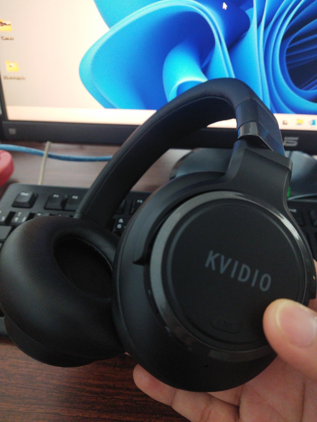 KVIDIO Active Noise Cancelling Headphones, 70 Hours Playtime Bluetooth Headphones Wireless with Microphone, Transparency Mode, Deep Bass and Hi-Fi Stereo Sound Over Ear for Travel Office - Customer Photo 4