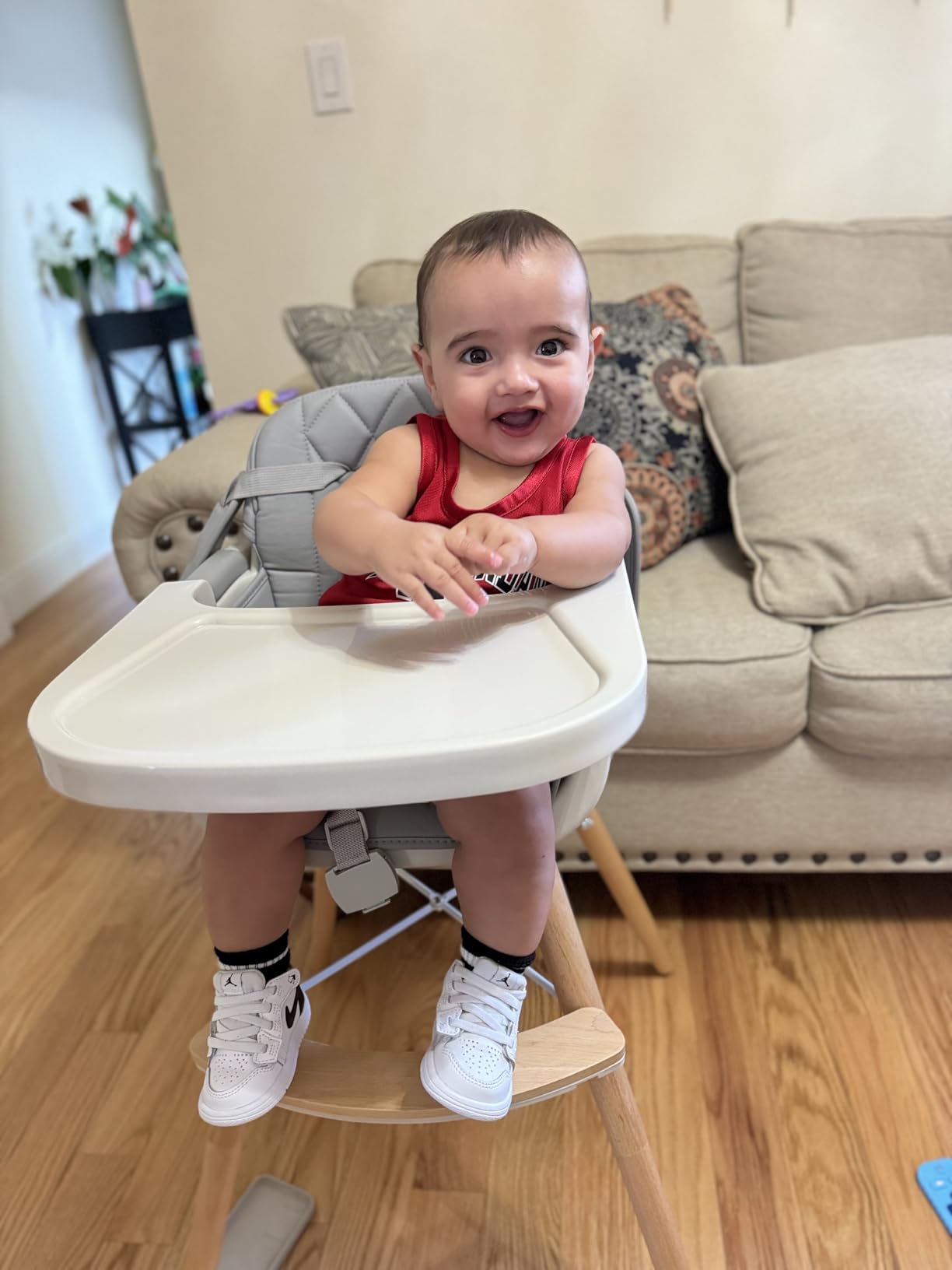 Mallify 3-in-1 Convertible Wooden High Chair, High Chairs for Babies and Toddlers, Baby High Chair with Adjustable Legs & Dishwasher Safe Tray, Made of Sleek Hardwood & Premium Leatherette, Beige - Customer Photo 2