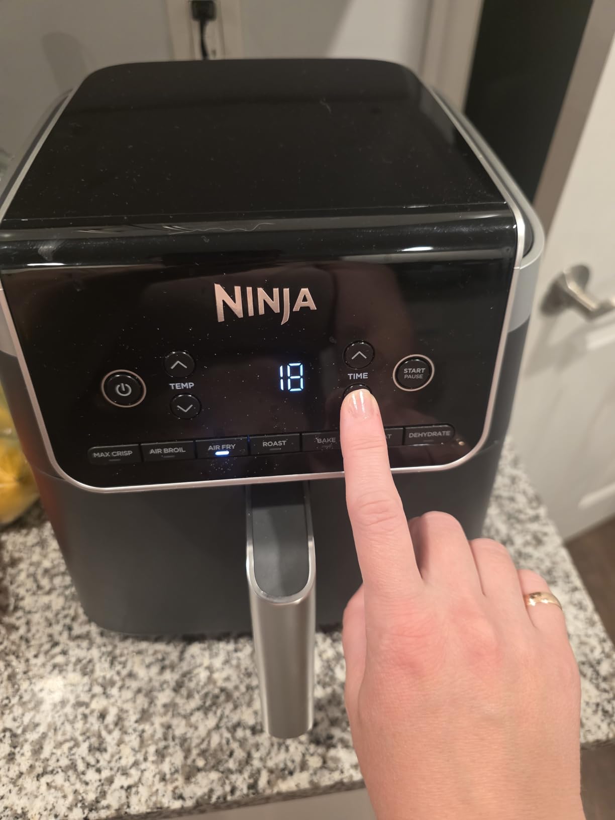 Ninja | Air Fryer | 4-in-1 Pro Air Fry, Roast, Reheat, Dehydrate | 5QT Capacity fits up to 4lbs of French Fries | 400F Max Temp | Nonstick Basket & Crisper Plate | 120V | Grey | AF141 - Customer Photo 2